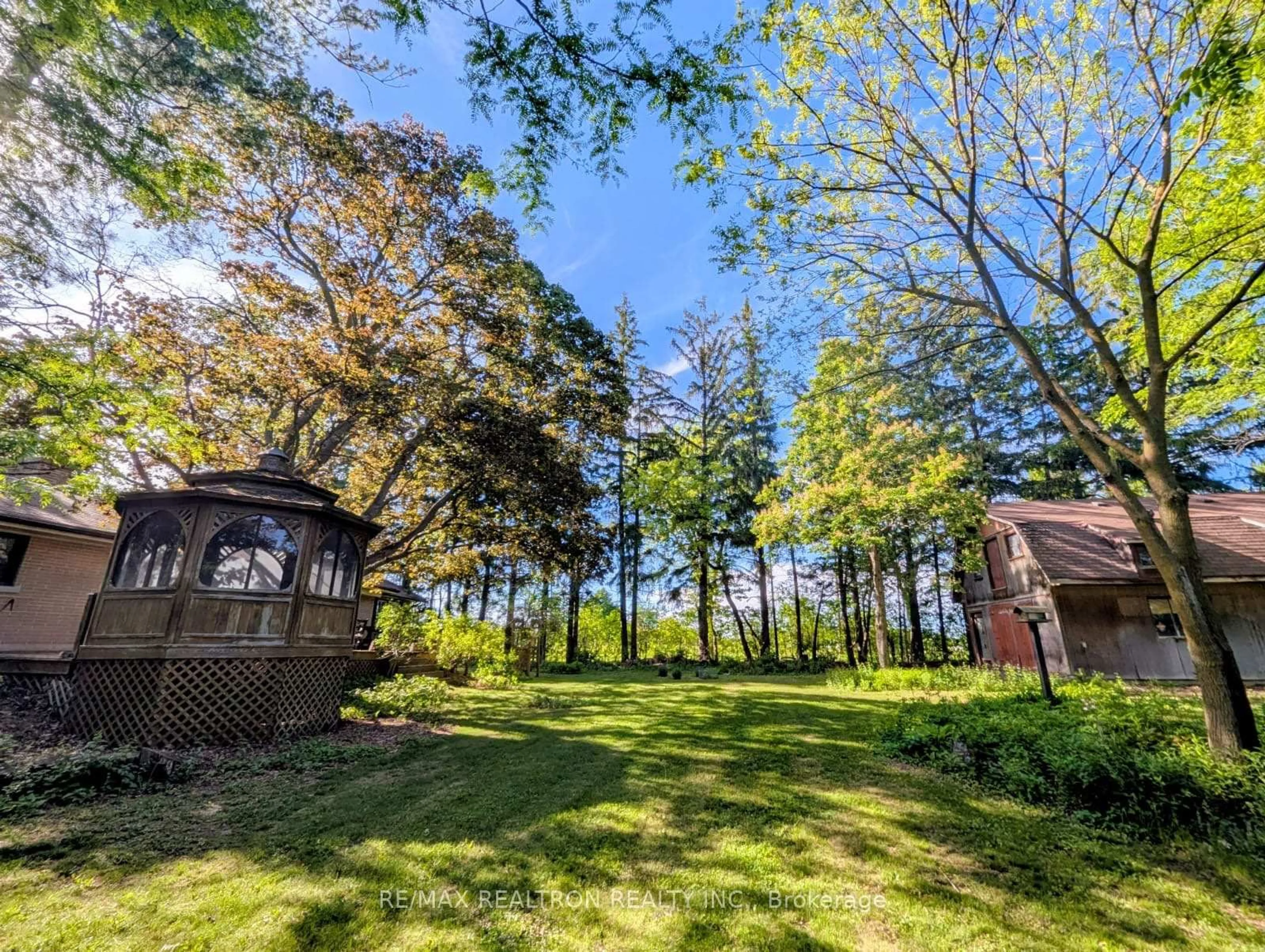 A pic from outside/outdoor area/front of a property/back of a property/a pic from drone, forest/trees view for 5 Farmer Crt, Richmond Hill Ontario L4E 1A2