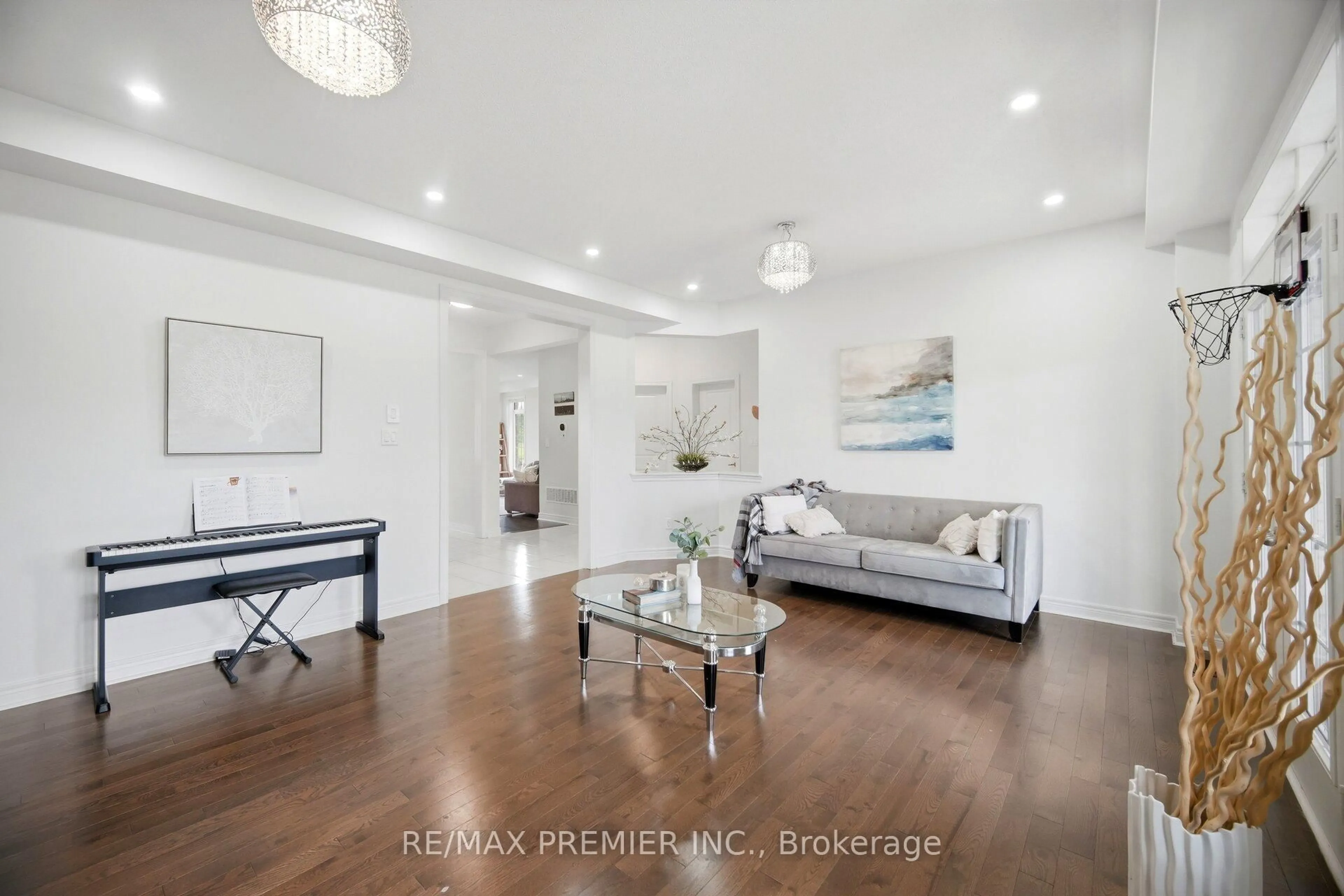 Living room with furniture, unknown for 100 Inverness Way, Bradford West Gwillimbury Ontario L3Z 0W5