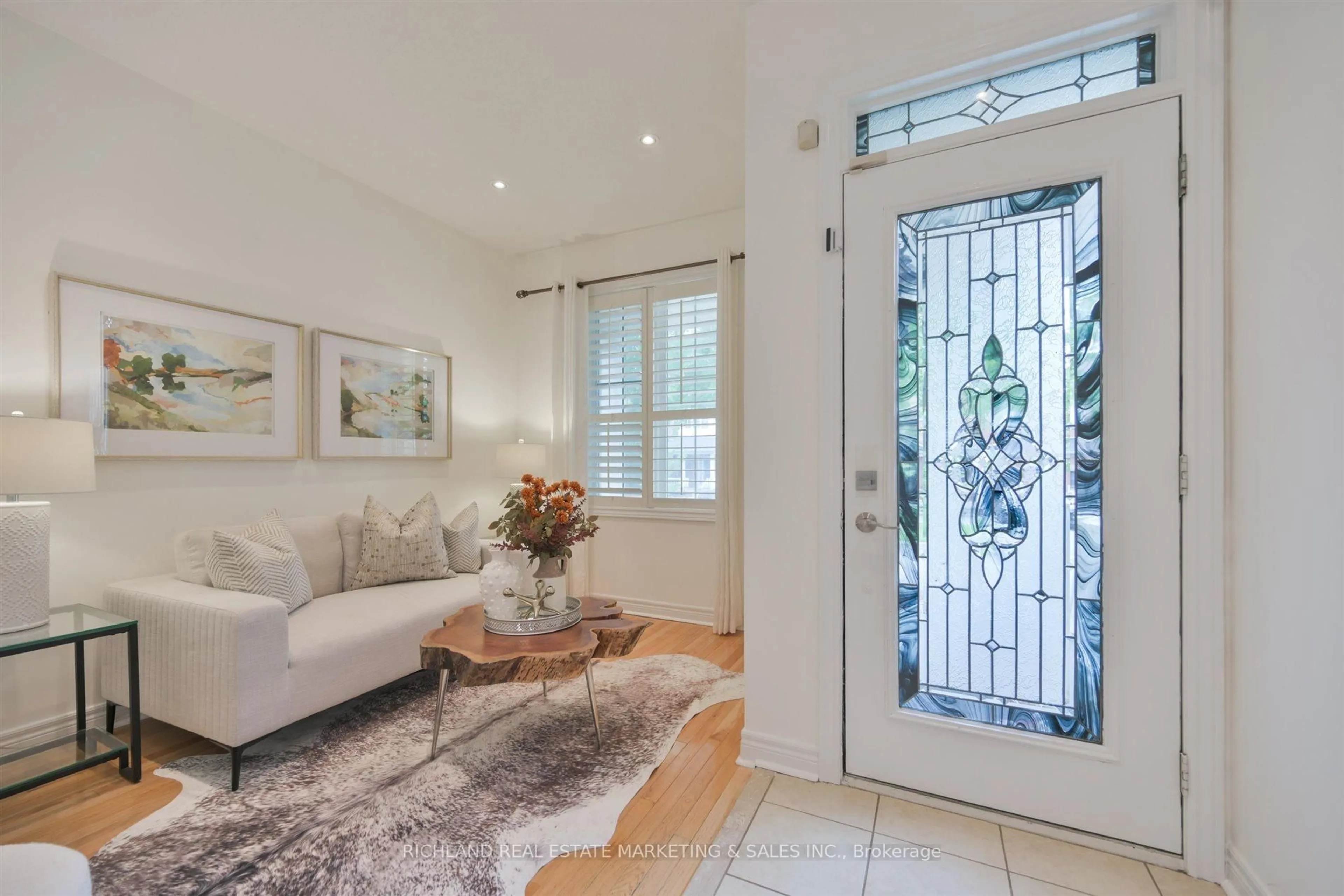Indoor entryway for 77 Limeridge St, Aurora Ontario L4G 7X9
