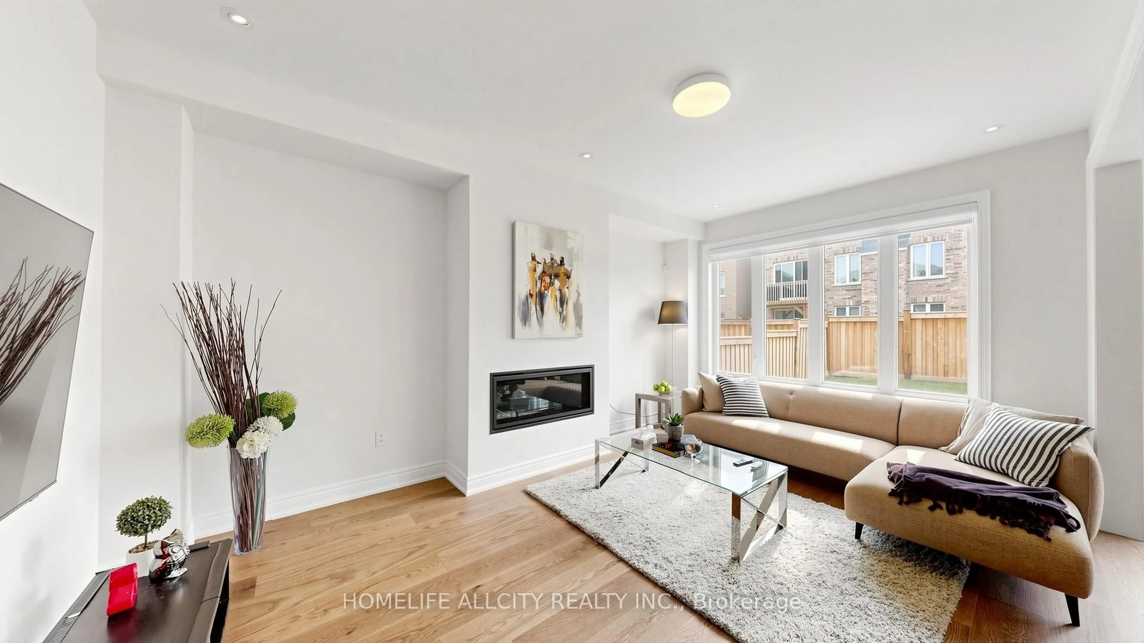 Living room with furniture, wood/laminate floor for 115 Carriage Shop Bend, East Gwillimbury Ontario L9N 0Y2