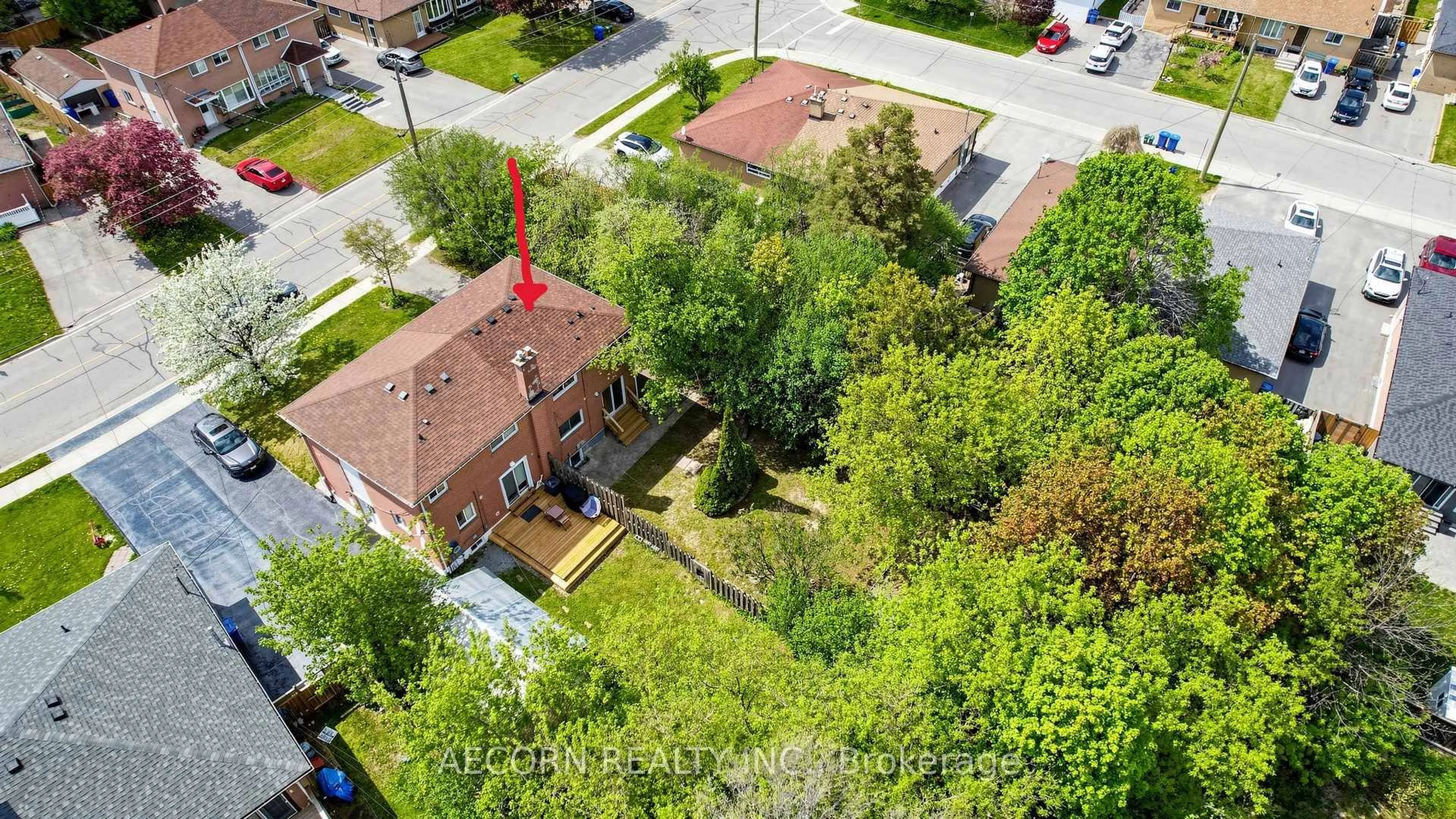 A pic from outside/outdoor area/front of a property/back of a property/a pic from drone, street for 17 Richardson Dr, Aurora Ontario L4G 1Z2