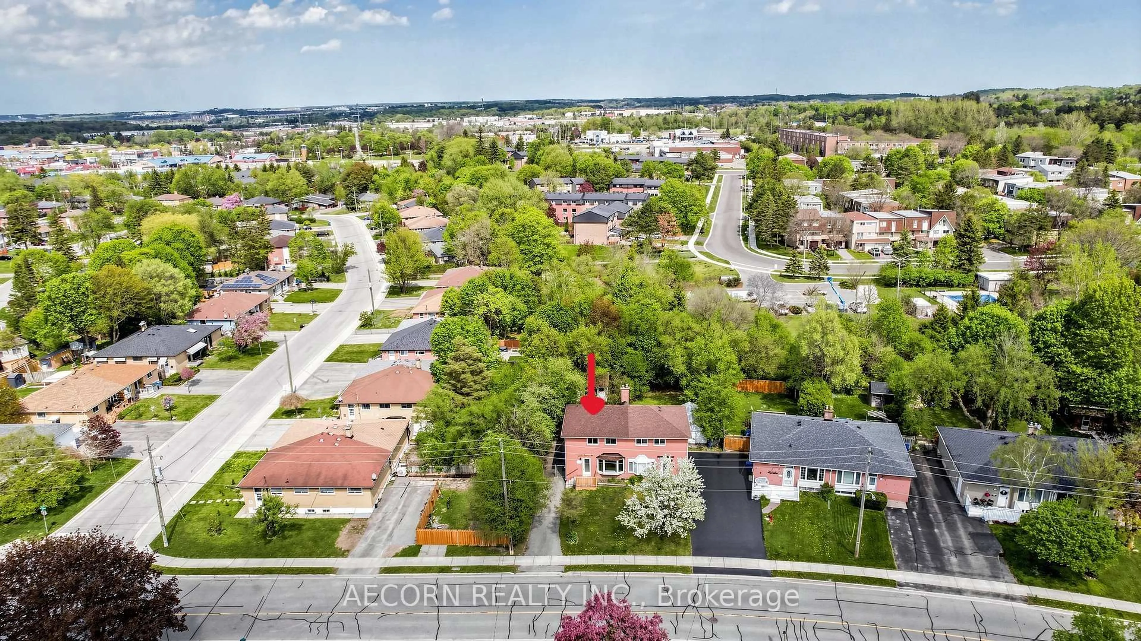 A pic from outside/outdoor area/front of a property/back of a property/a pic from drone, street for 17 Richardson Dr, Aurora Ontario L4G 1Z2