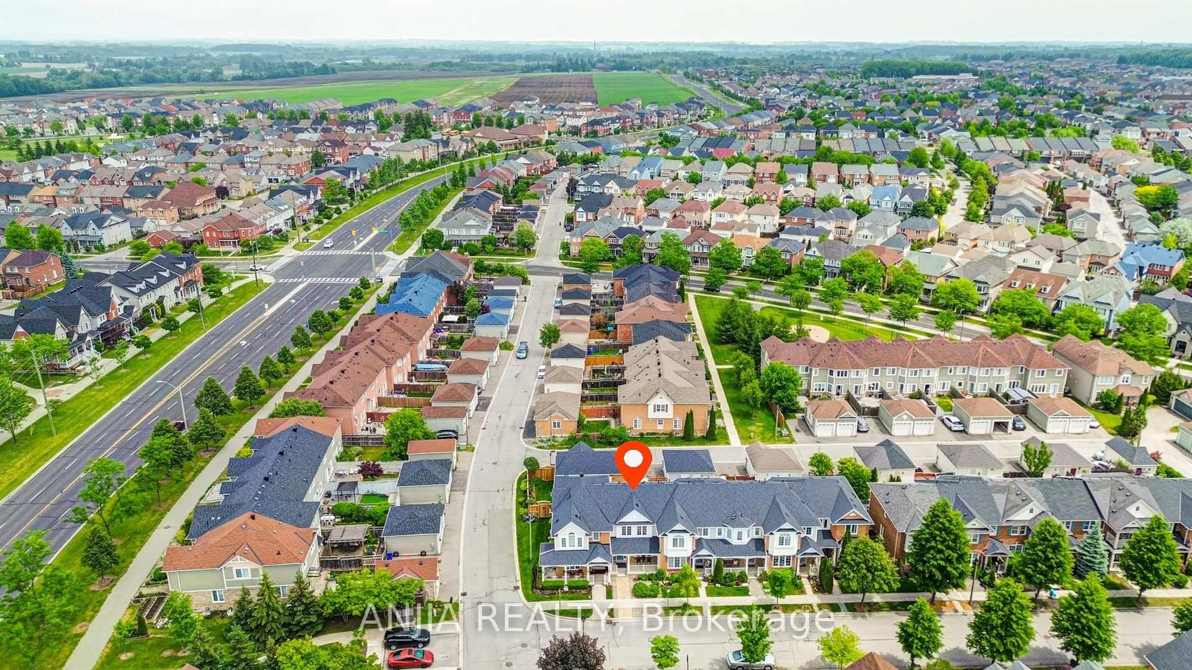 A pic from outside/outdoor area/front of a property/back of a property/a pic from drone, street for 31 Calafia St, Markham Ontario L6B 0H6