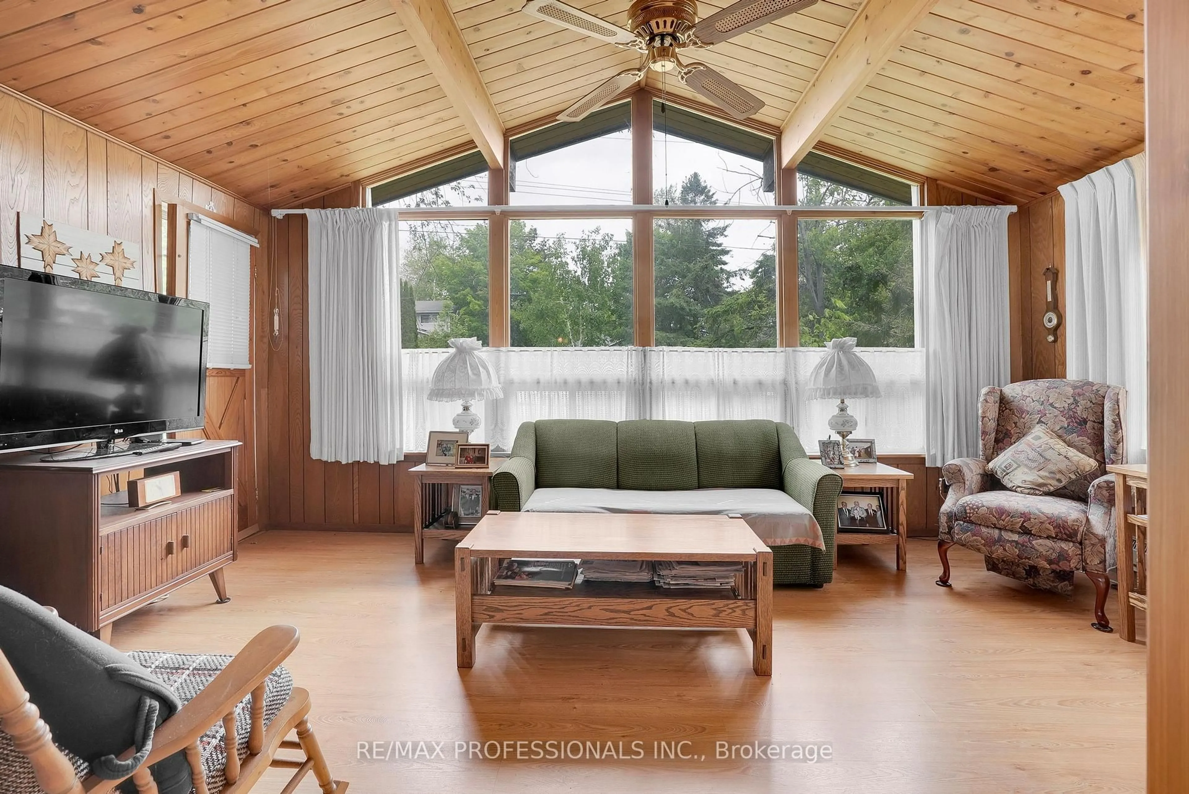 Living room with furniture, wood/laminate floor for 1079 Spooners Rd, Innisfil Ontario L9S 1B1