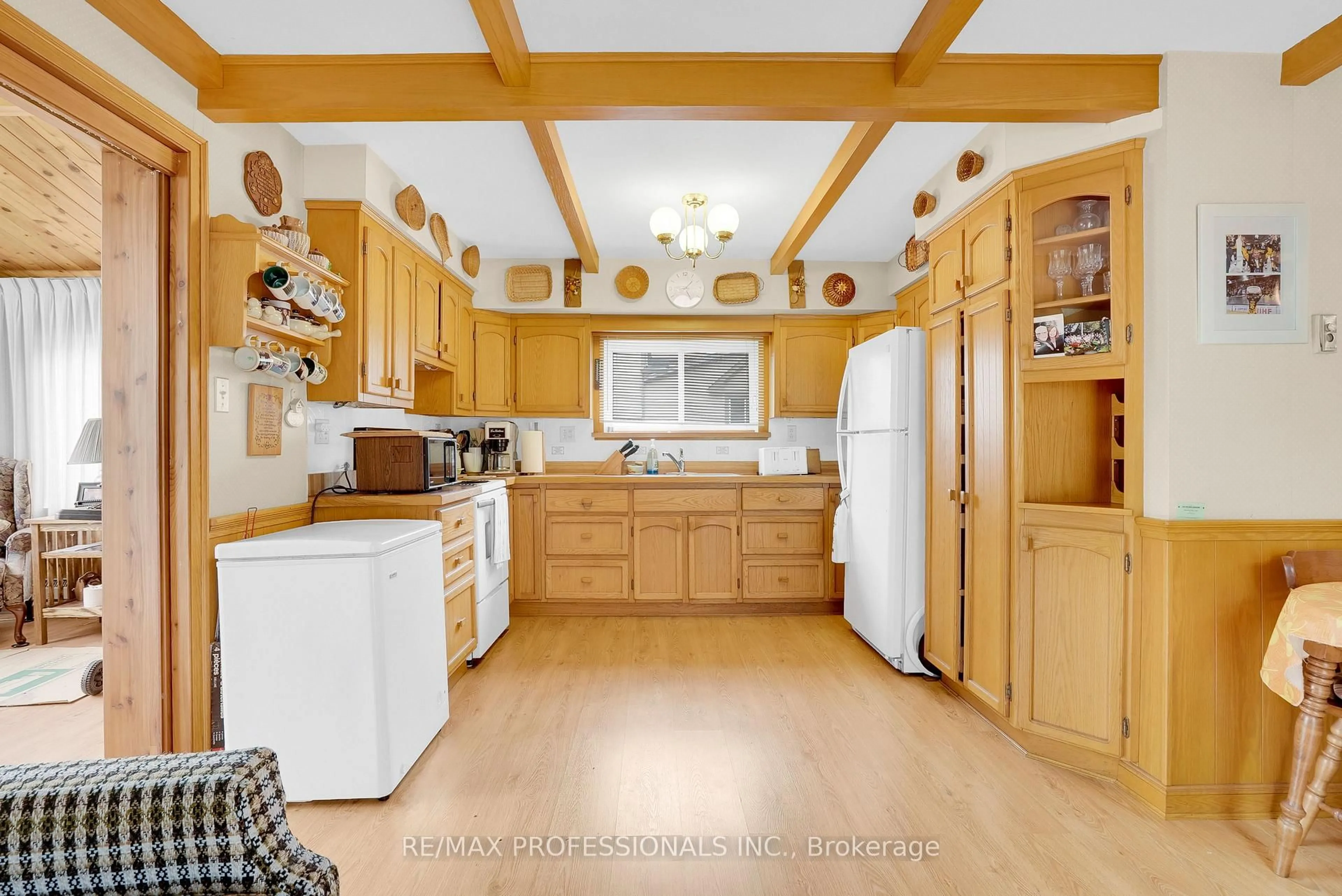 Open concept kitchen, unknown for 1079 Spooners Rd, Innisfil Ontario L9S 1B1