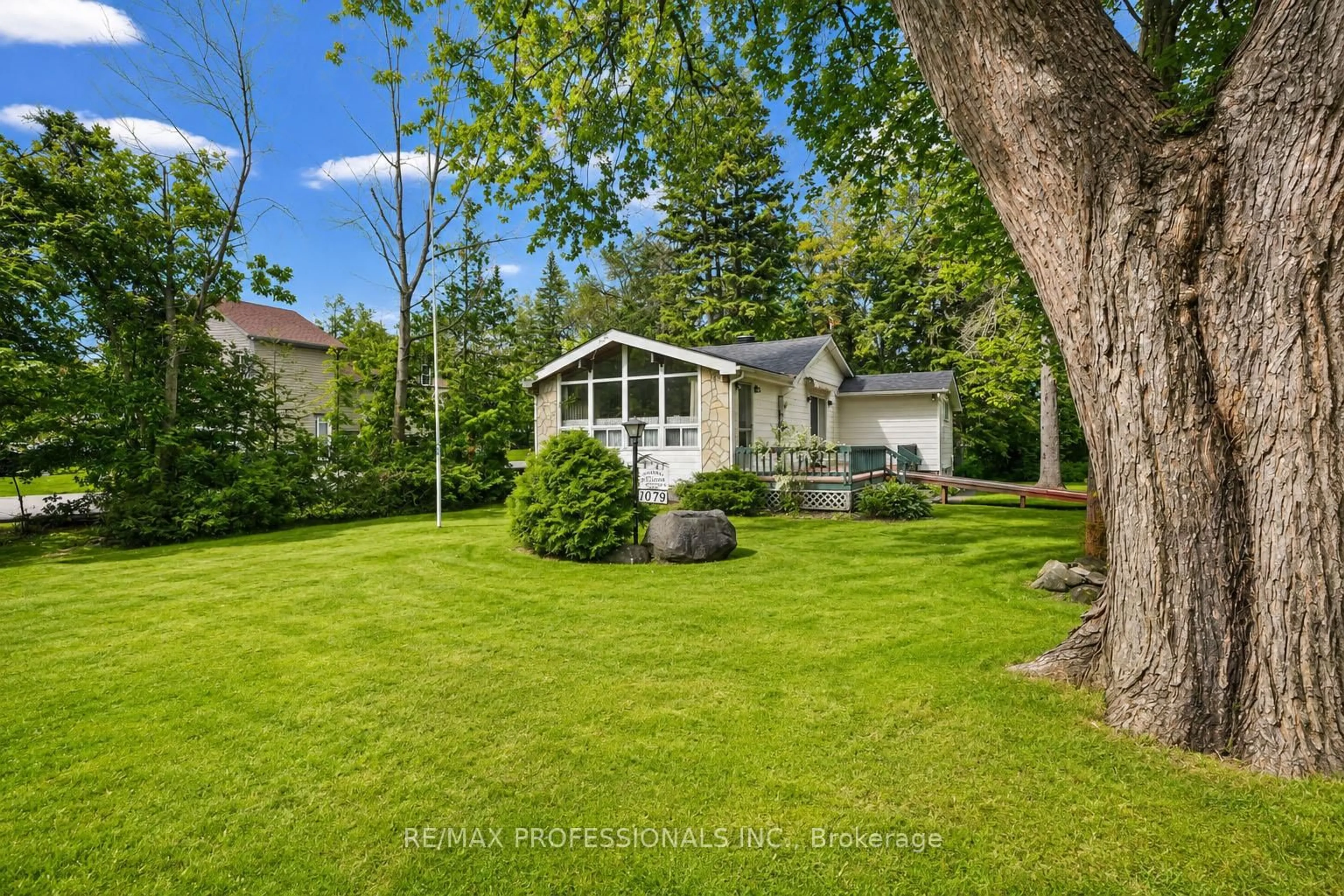 A pic from outside/outdoor area/front of a property/back of a property/a pic from drone, unknown for 1079 Spooners Rd, Innisfil Ontario L9S 1B1