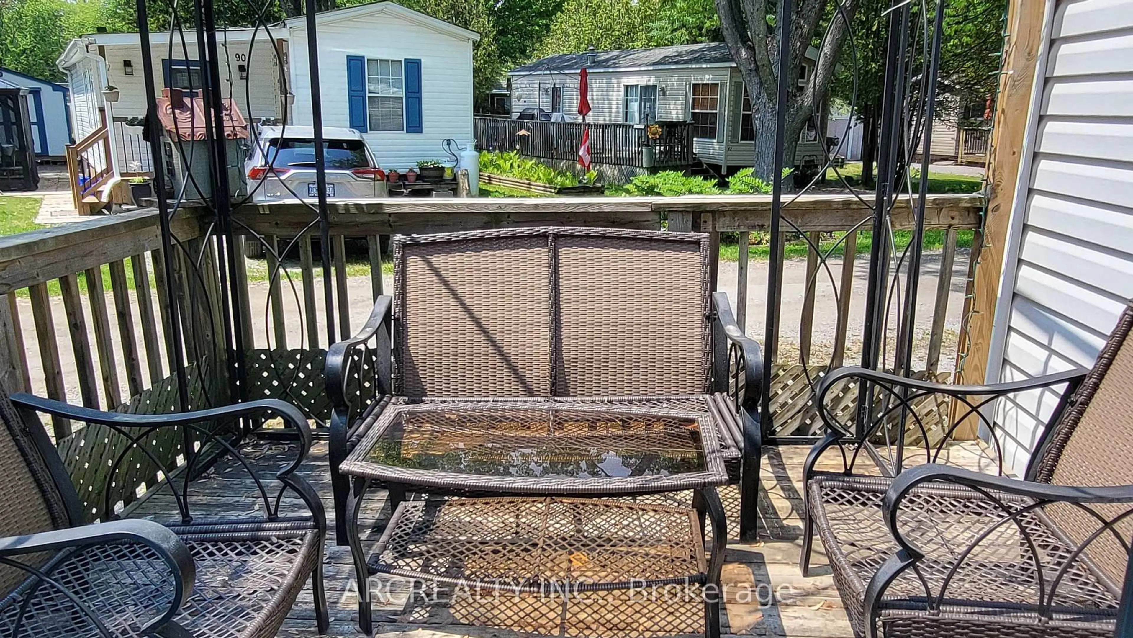Patio, street for 10 Chickadee Crt, Georgina Ontario L0E 1N0