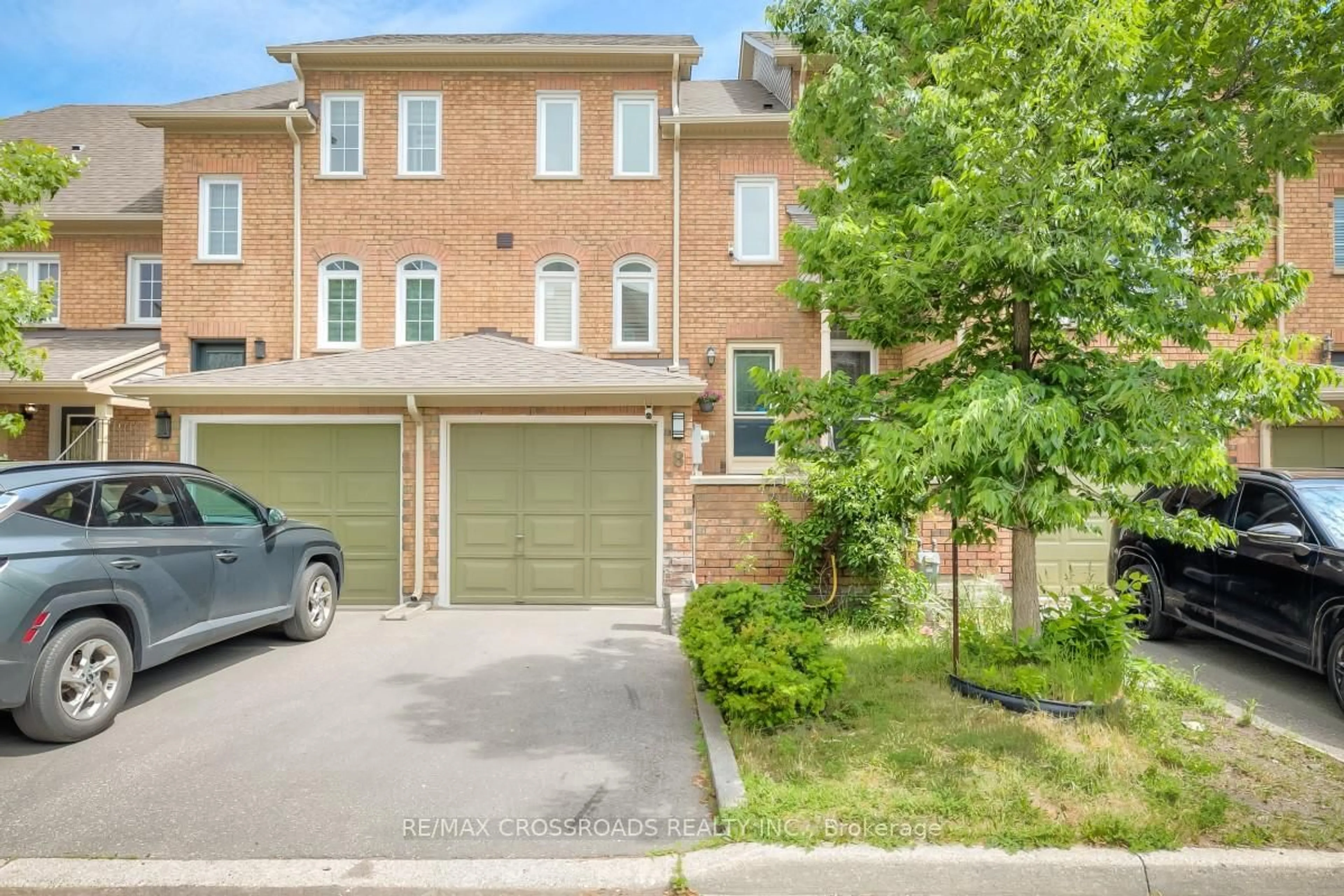 A pic from outside/outdoor area/front of a property/back of a property/a pic from drone, street for 8 Larissa Crt, Vaughan Ontario L6A 2K8