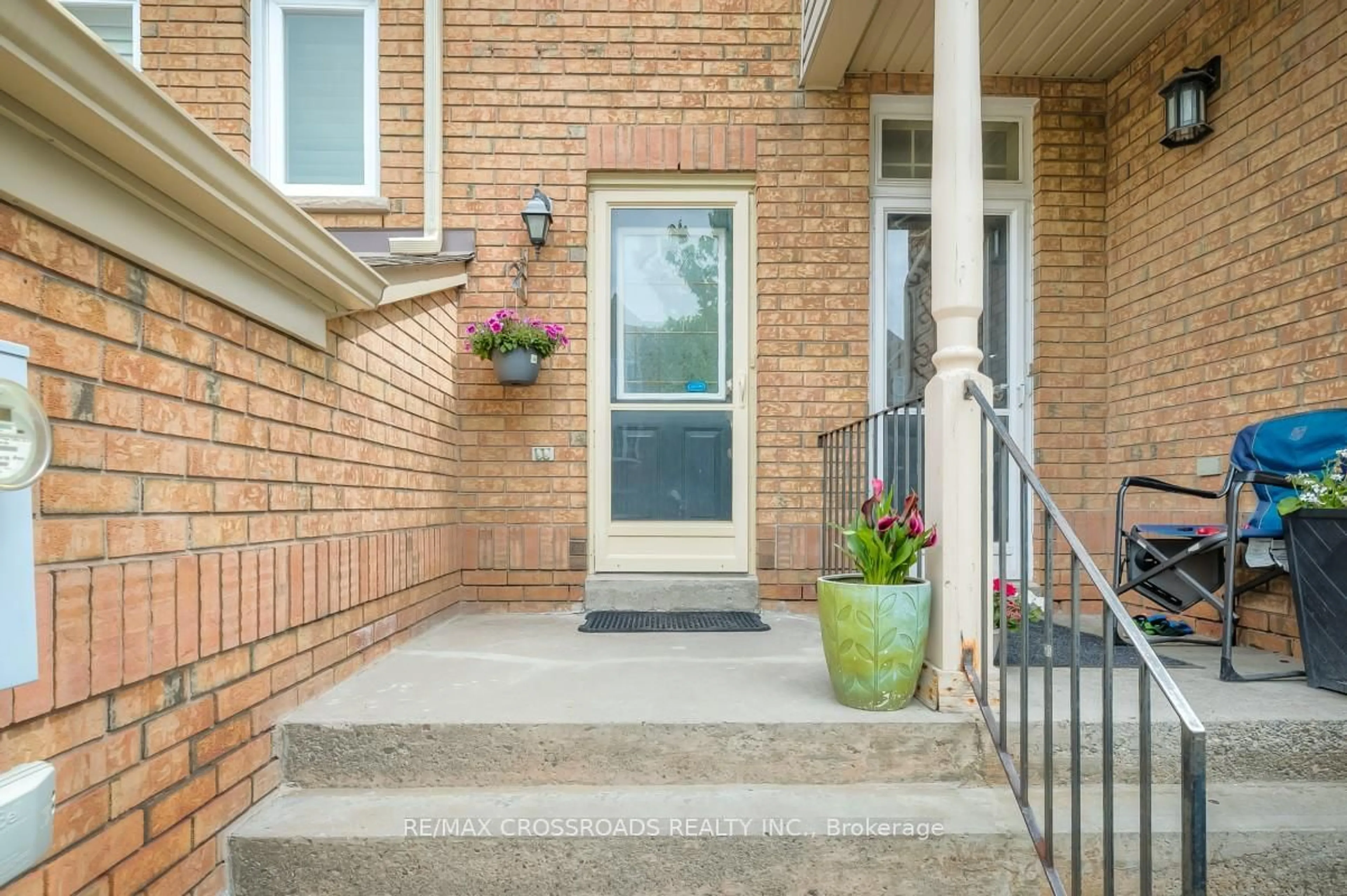 Indoor entryway for 8 Larissa Crt, Vaughan Ontario L6A 2K8