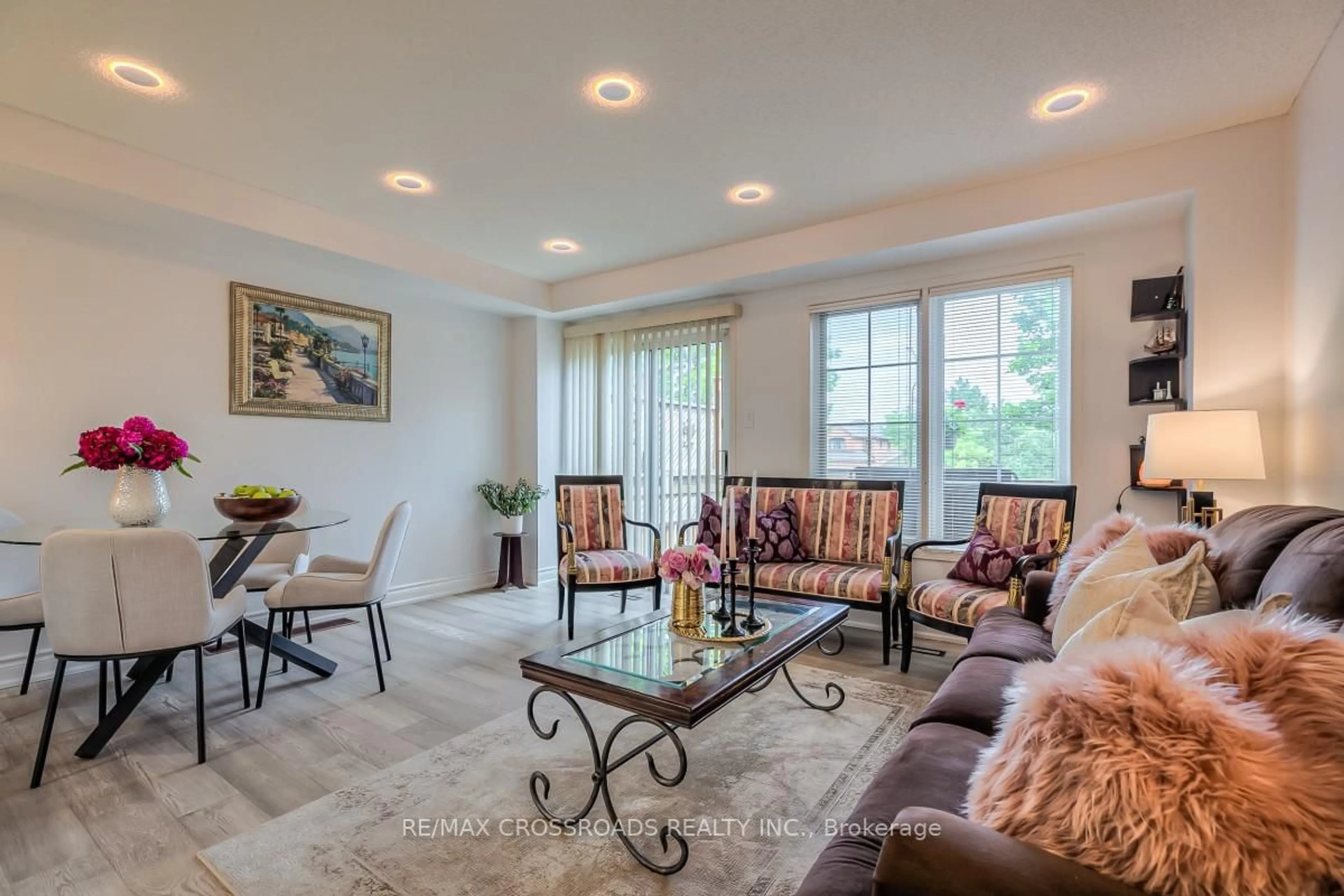 Living room with furniture, unknown for 8 Larissa Crt, Vaughan Ontario L6A 2K8