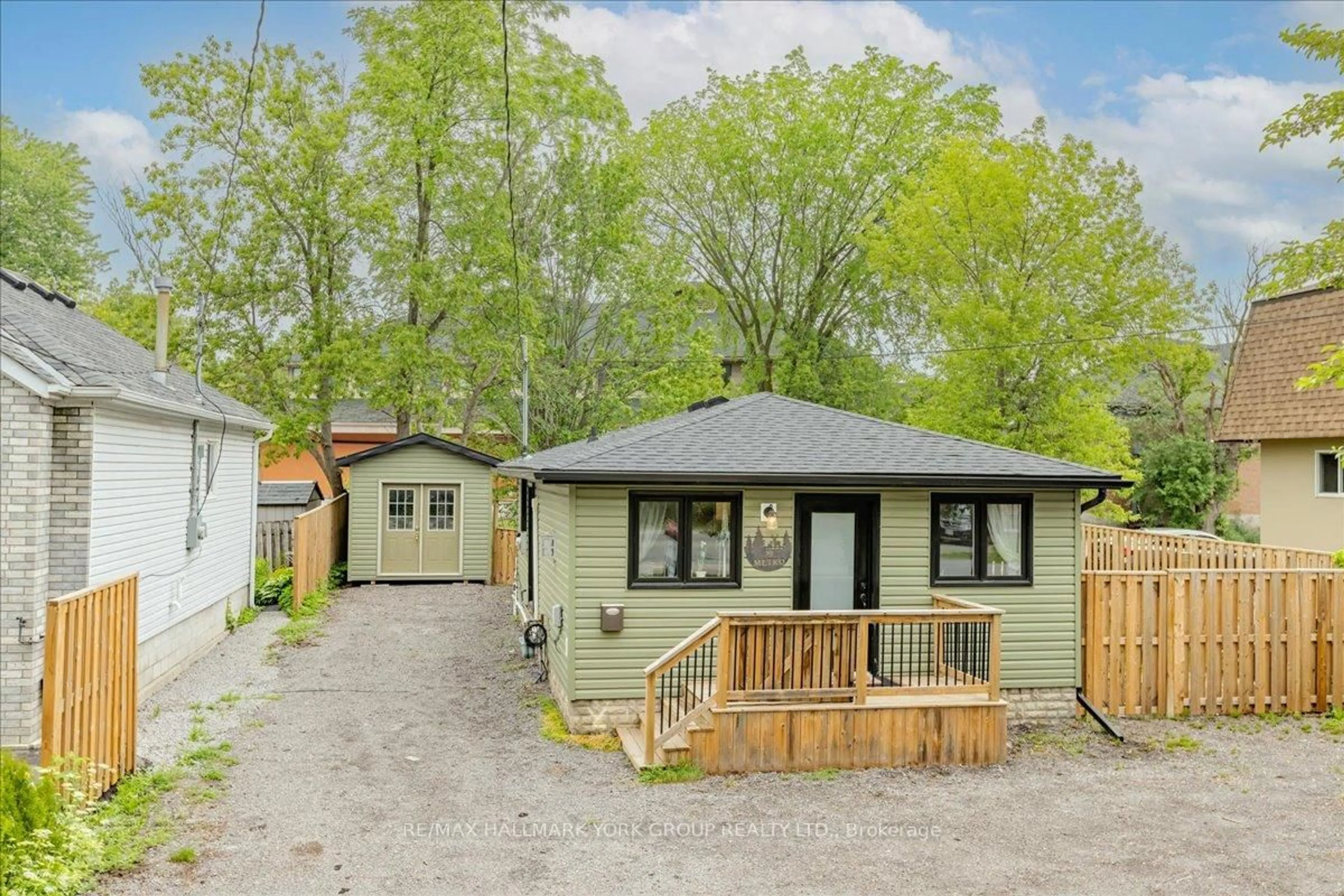 A pic from outside/outdoor area/front of a property/back of a property/a pic from drone, street for 19 Metro Rd, Georgina Ontario L4P 1V7