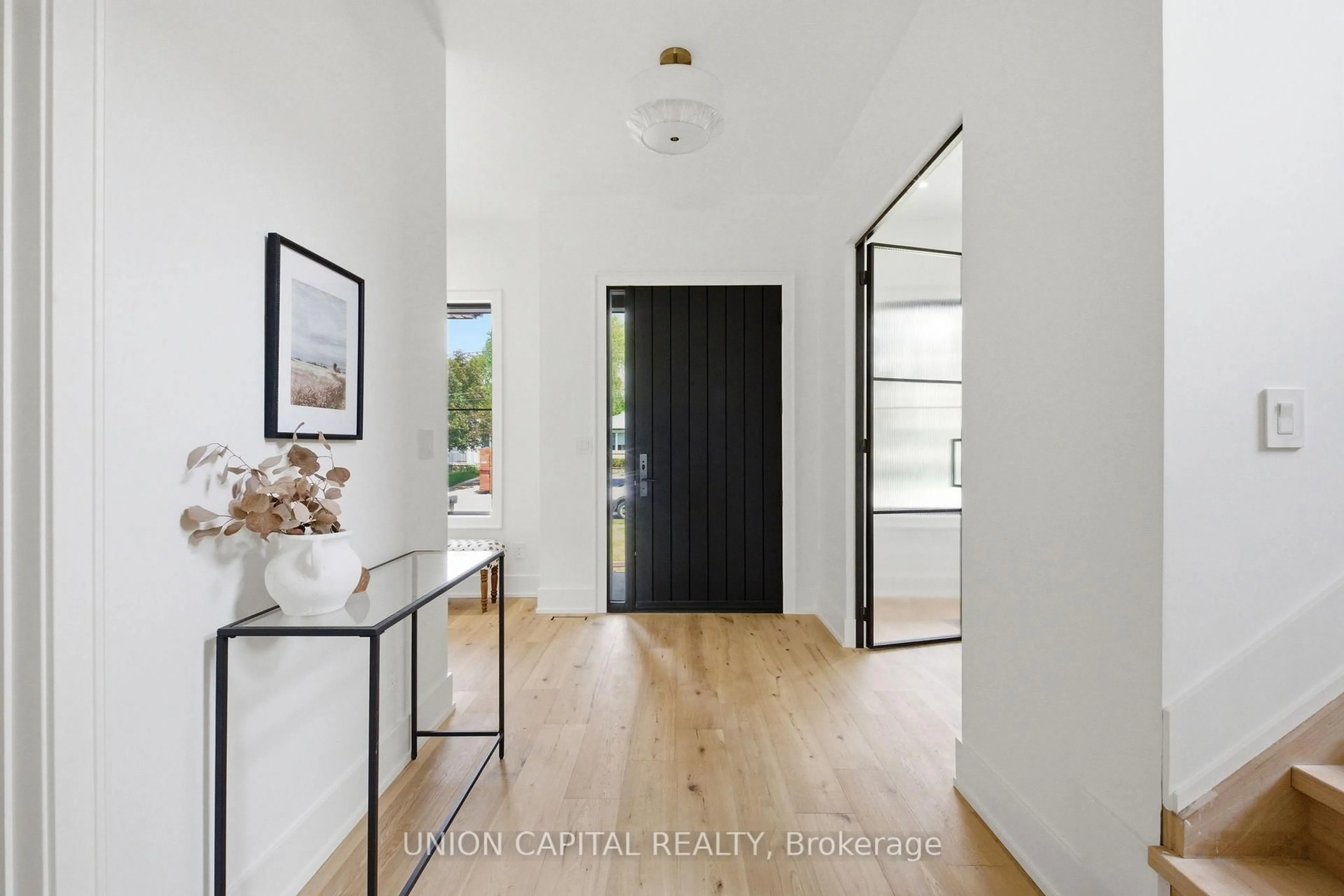 Indoor entryway for 106 Hawthorn Ave, Whitchurch-Stouffville Ontario L4A 4S9