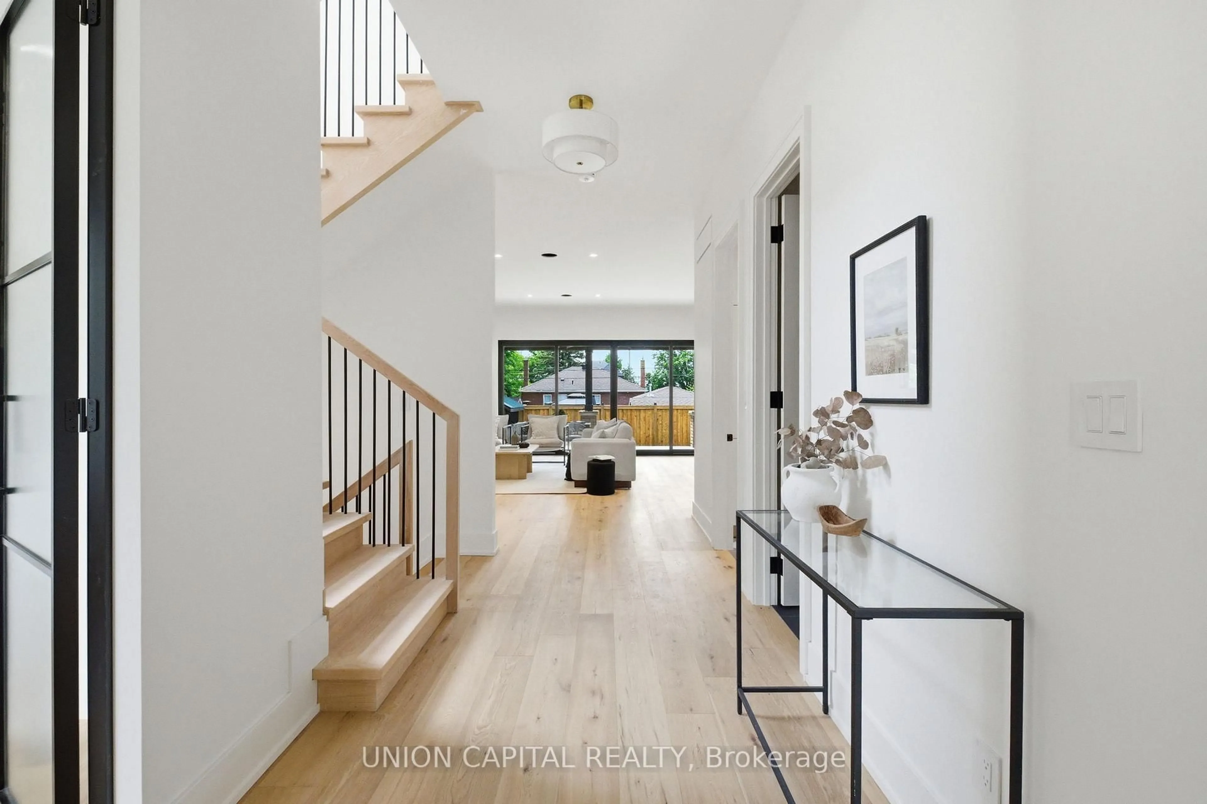 Indoor entryway for 106 Hawthorn Ave, Whitchurch-Stouffville Ontario L4A 4S9