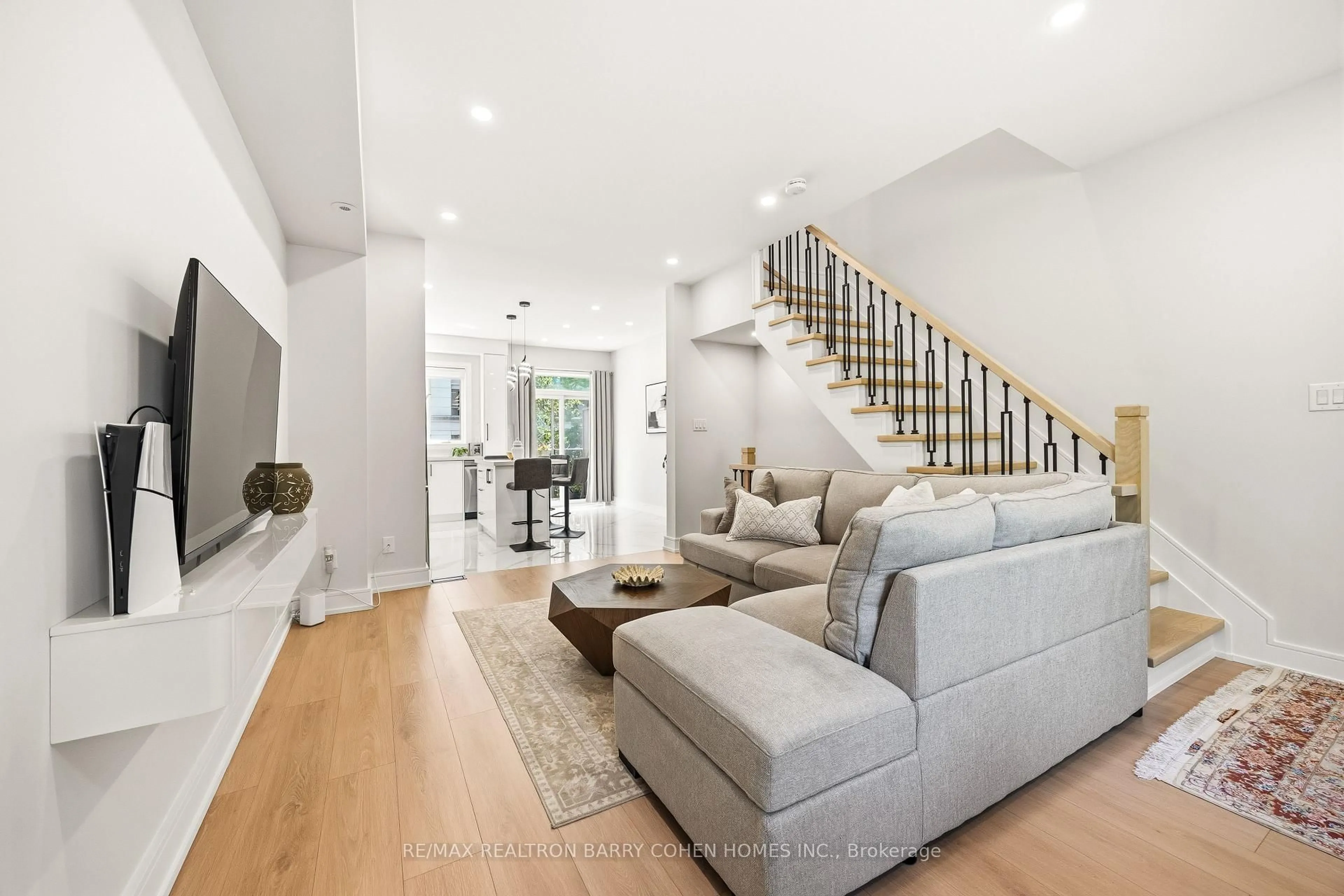 Living room with furniture, unknown for 21 Galleria Pkwy #21, Markham Ontario L3T 0A4