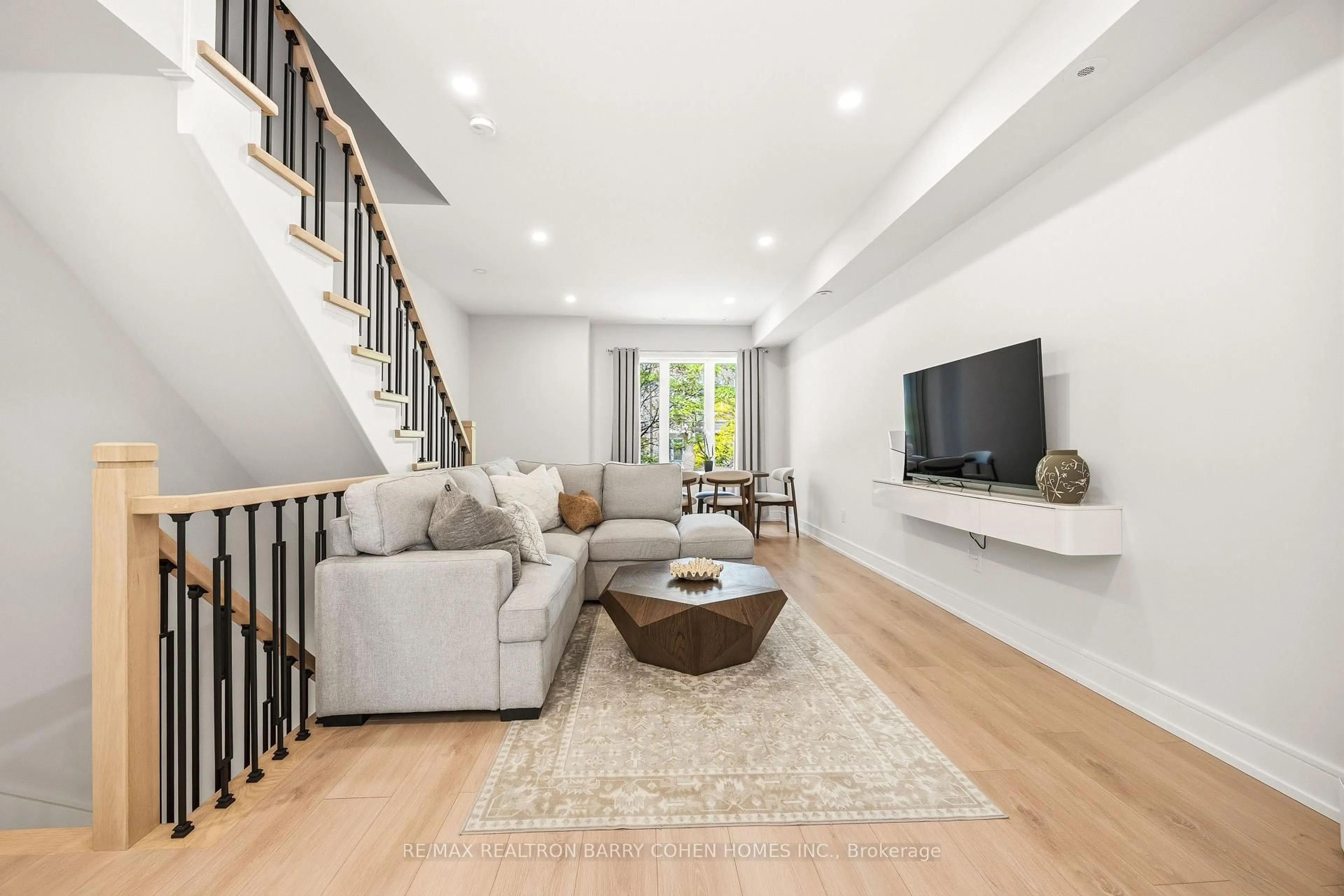 Living room with furniture, unknown for 21 Galleria Pkwy #21, Markham Ontario L3T 0A4