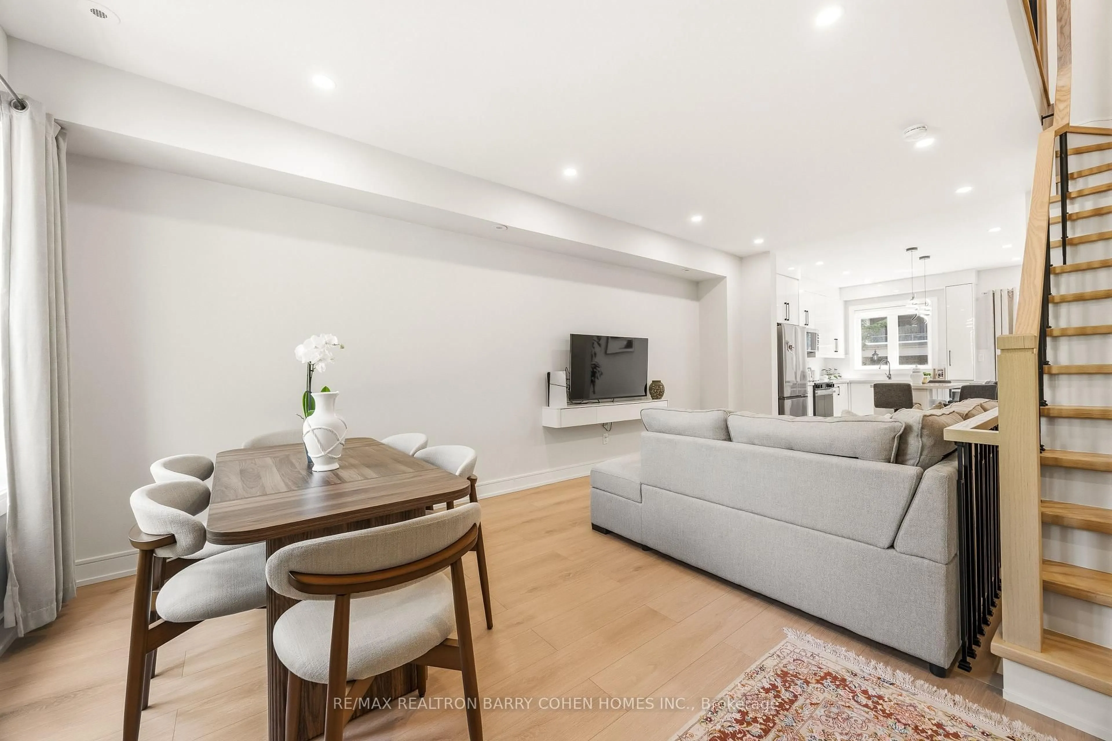 Living room with furniture, unknown for 21 Galleria Pkwy #21, Markham Ontario L3T 0A4