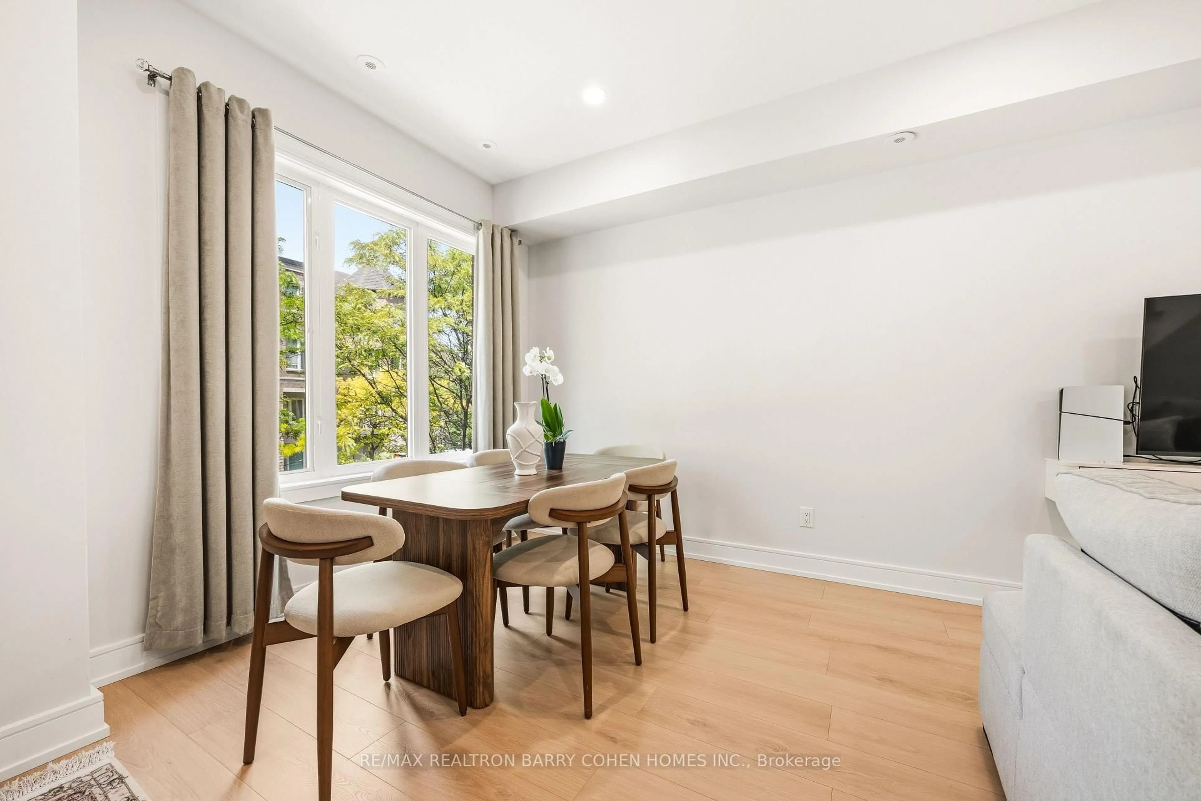 Dining room, wood/laminate floor for 21 Galleria Pkwy #21, Markham Ontario L3T 0A4
