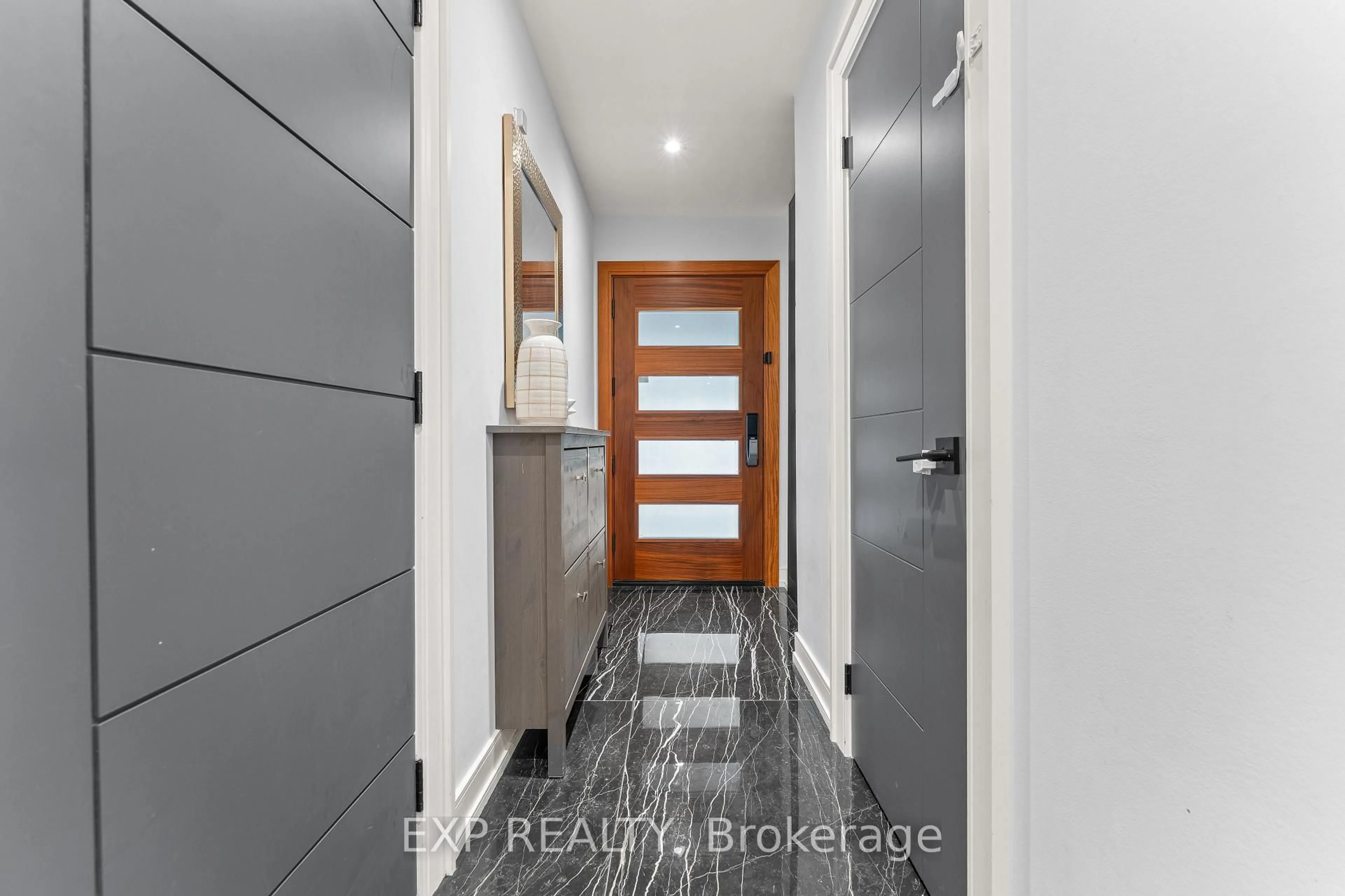 Indoor entryway for 442 Heddle Cres, Newmarket Ontario L3X 2J3