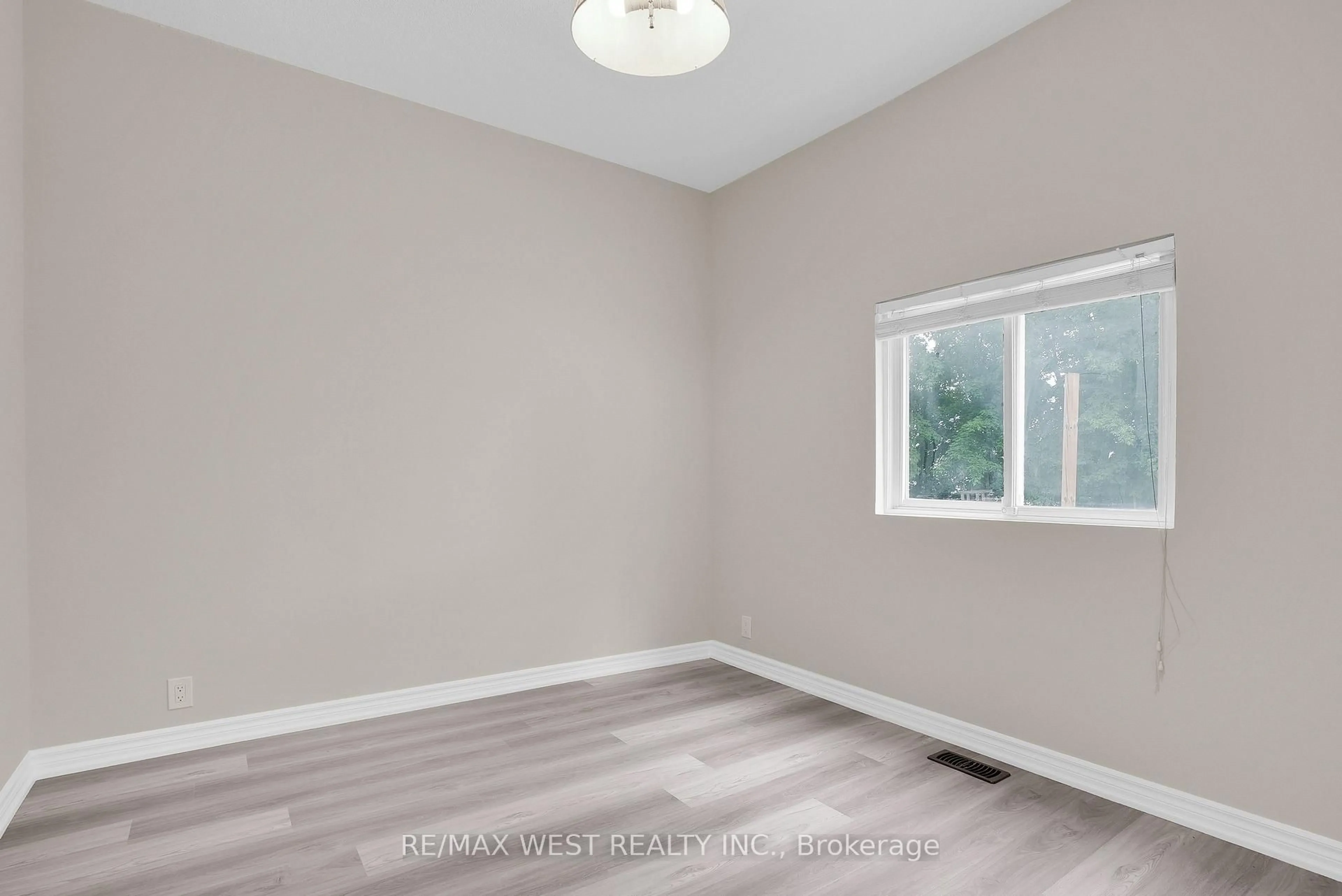 A pic of a room for 19015 Dufferin St, King Ontario L3Y 4V9