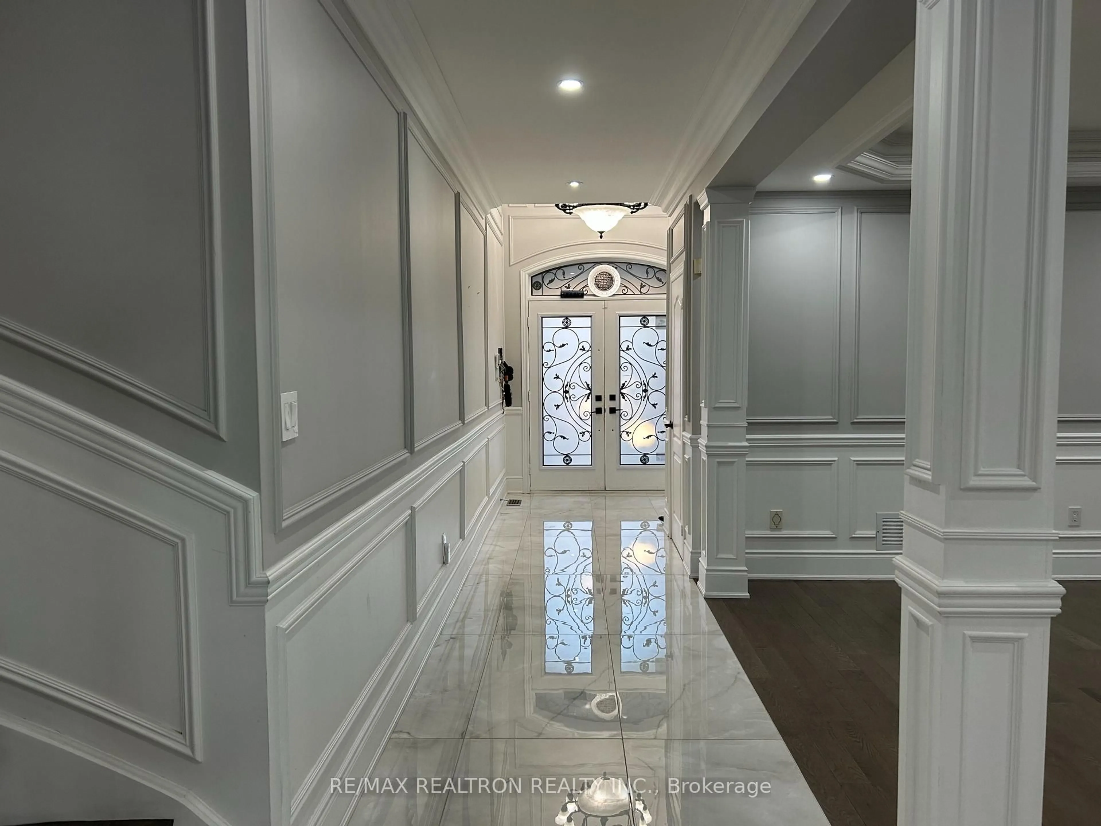 Indoor foyer for 16 Misty Crt, Markham Ontario L6E 1K9