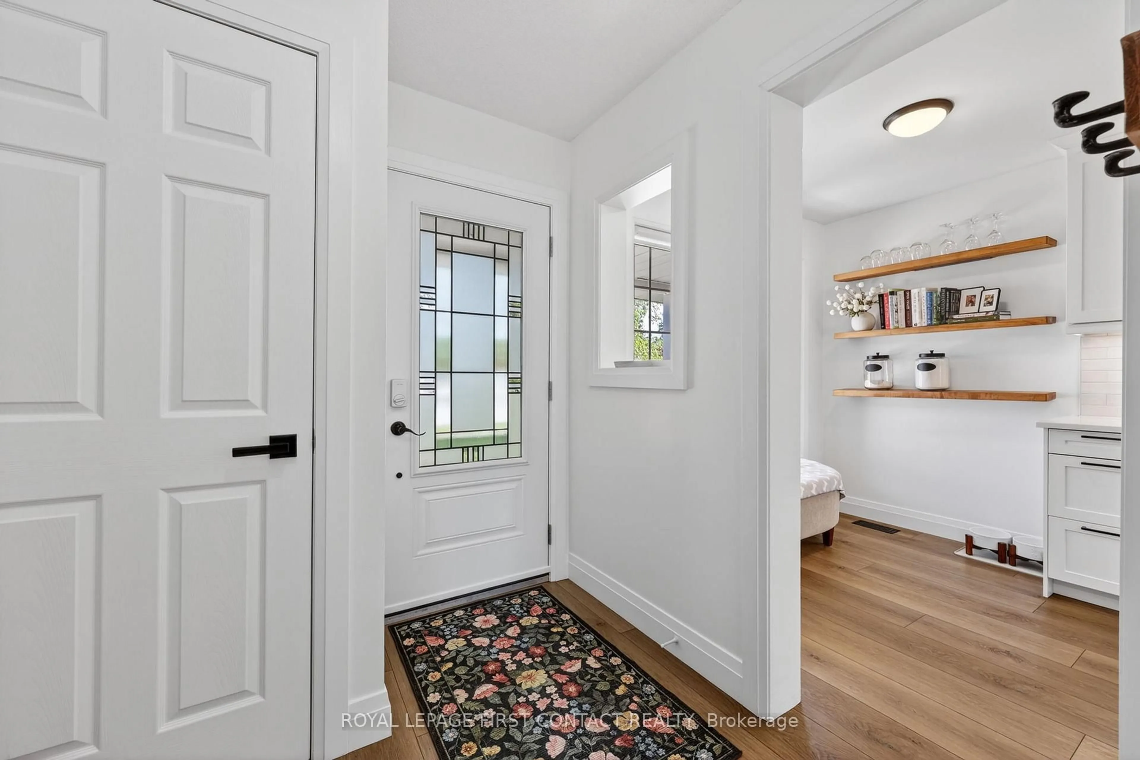 Indoor entryway for 1292 Vincent Cres, Innisfil Ontario L9S 1Z8