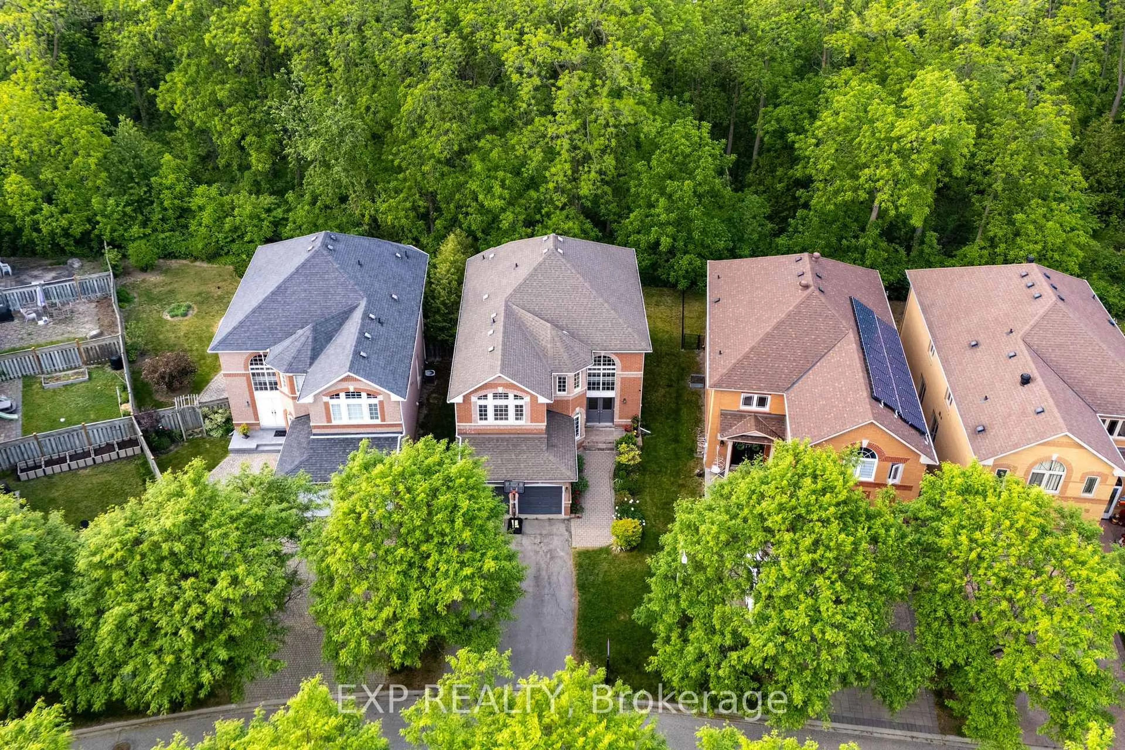 A pic from outside/outdoor area/front of a property/back of a property/a pic from drone, street for 33 Jonagold Crt, Richmond Hill Ontario L4S 1Y4