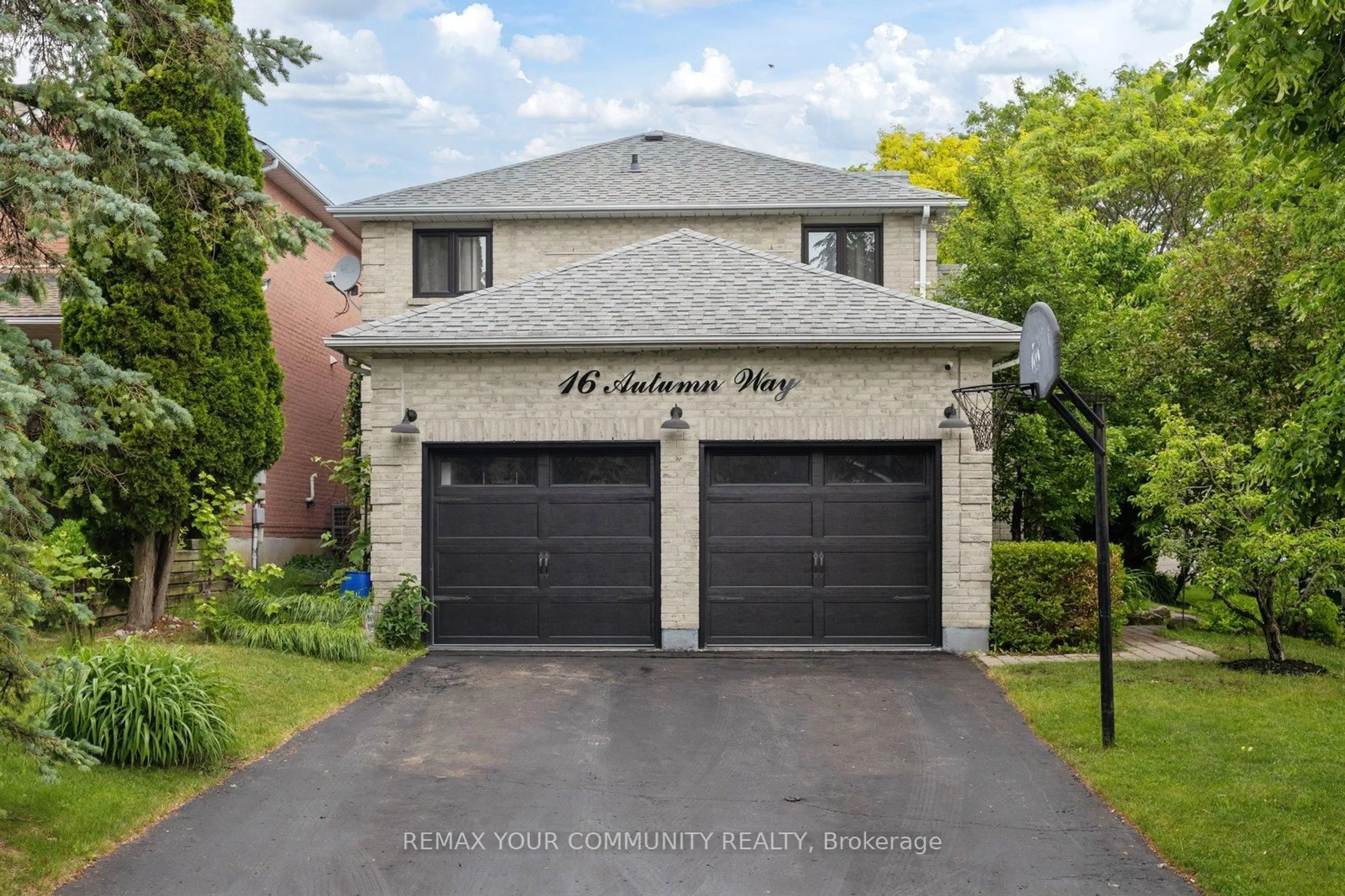 Home with brick exterior material, street for 16 Autumn Way, Aurora Ontario L4G 4P1