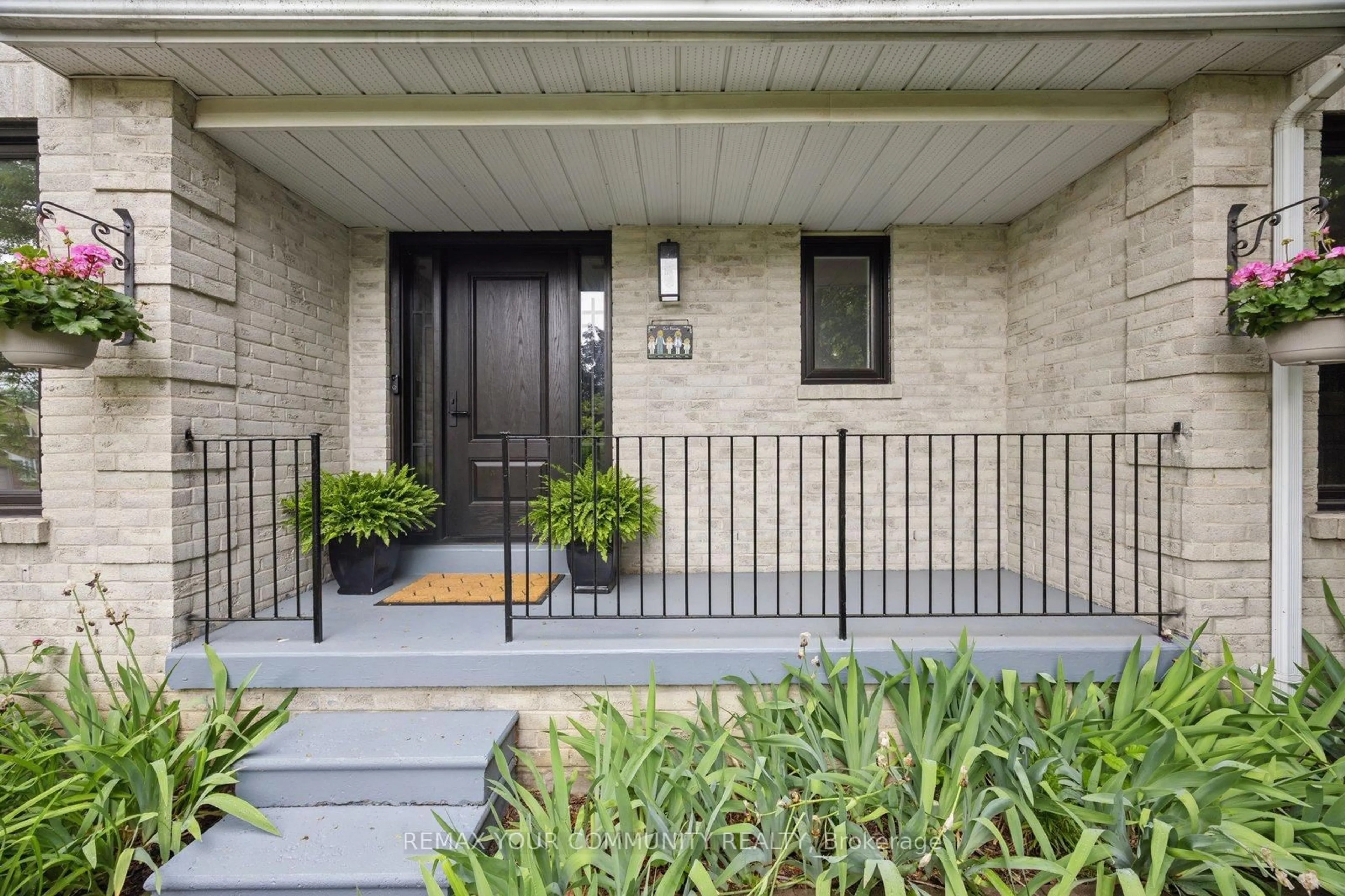 Indoor entryway for 16 Autumn Way, Aurora Ontario L4G 4P1