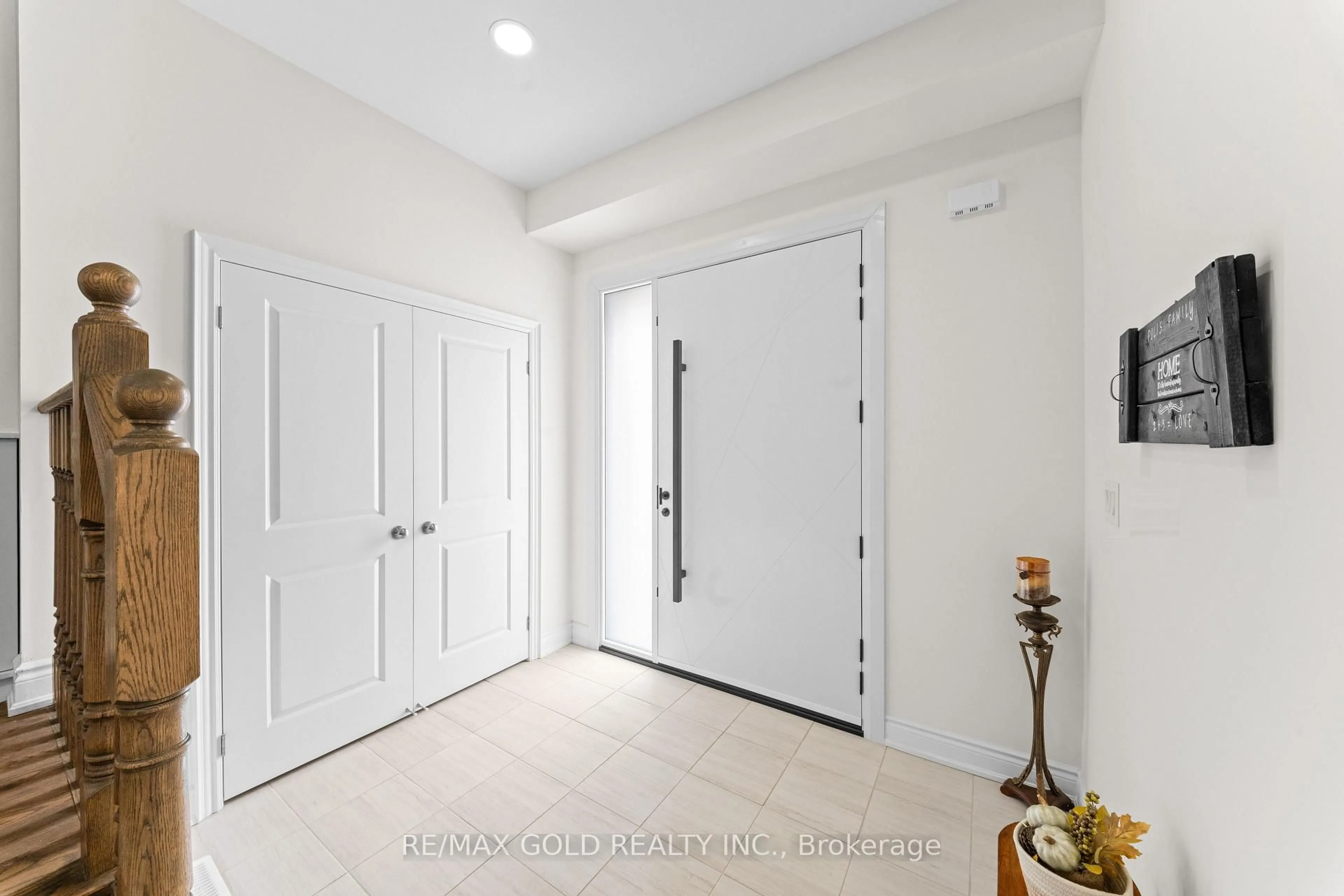 Indoor entryway for 58 Stilton Ave, Vaughan Ontario L4H 5B9