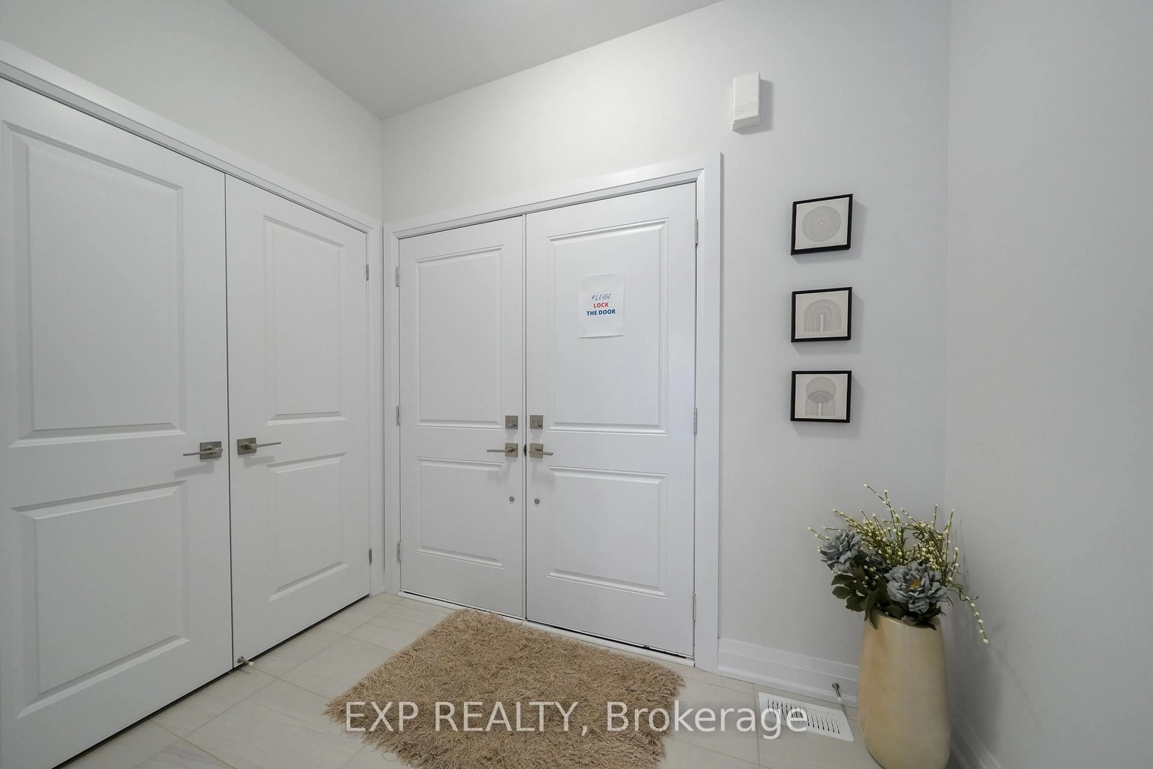 Indoor entryway for 114 Seguin St, Richmond Hill Ontario L4E 1N2