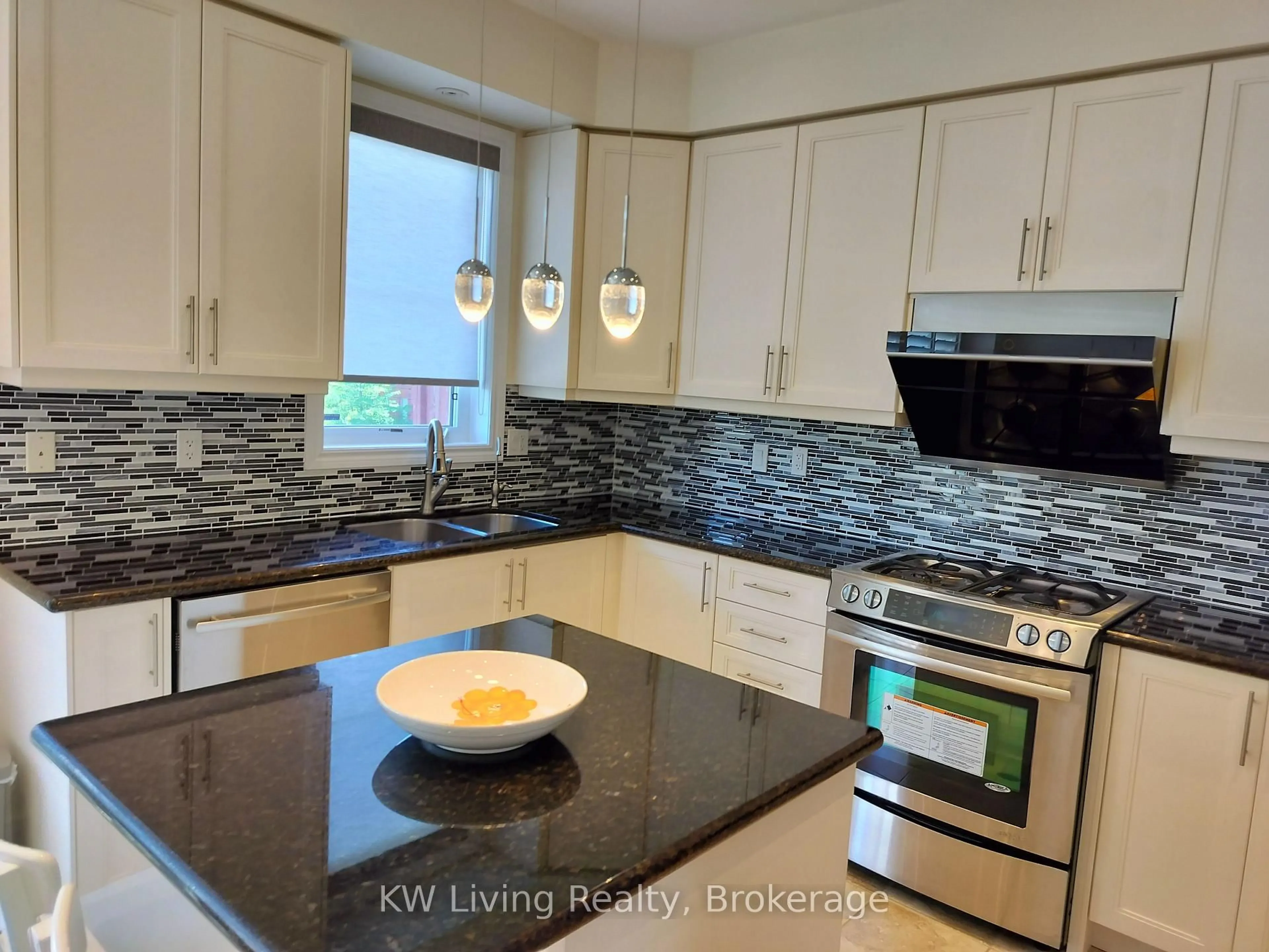 Open concept kitchen, wood/laminate floor for 74 Mack Clement Lane, Richmond Hill Ontario L4S 0G2