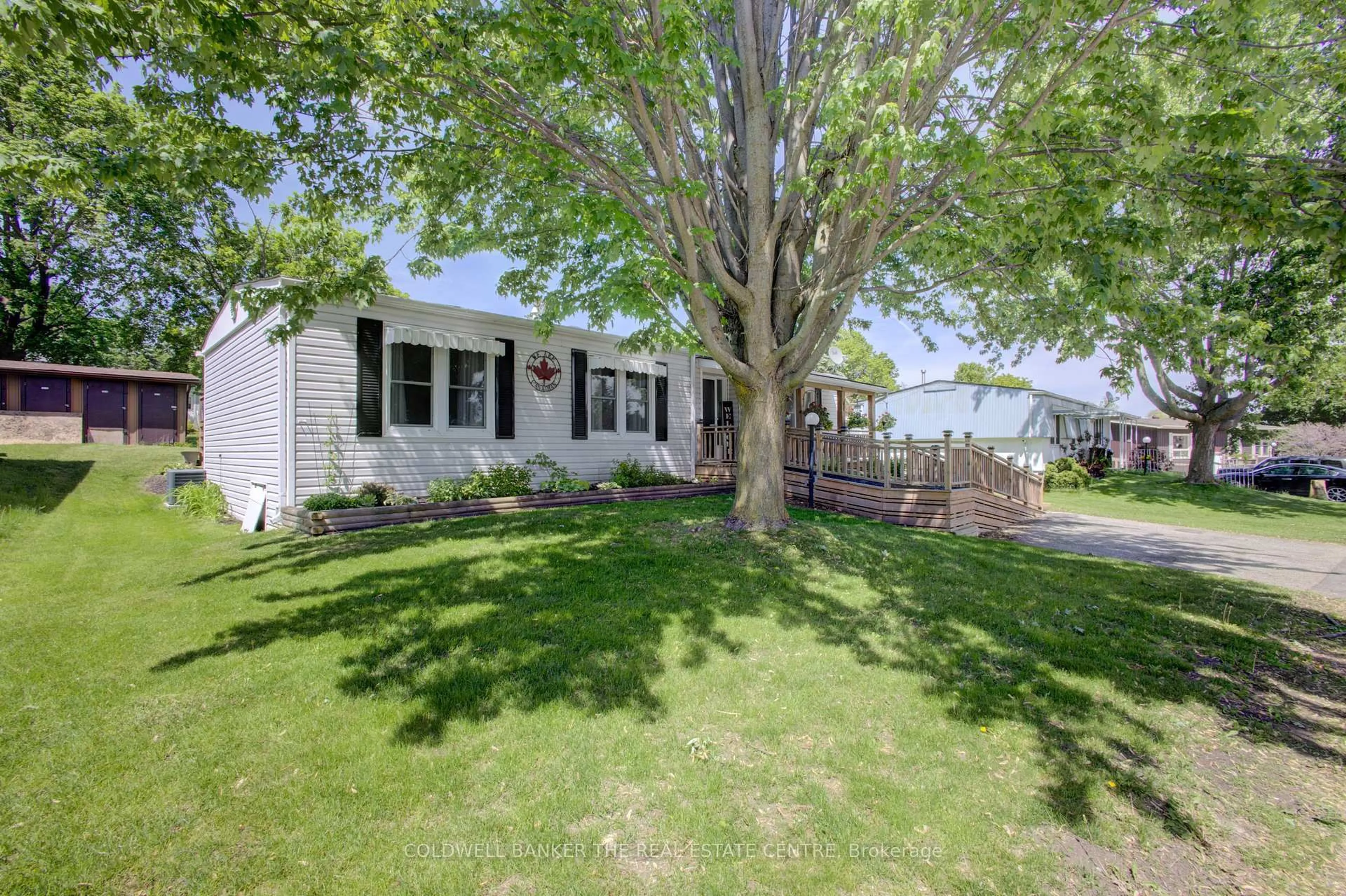 A pic from outside/outdoor area/front of a property/back of a property/a pic from drone, street for 36 Linden Lane, Innisfil Ontario L9S 1N8