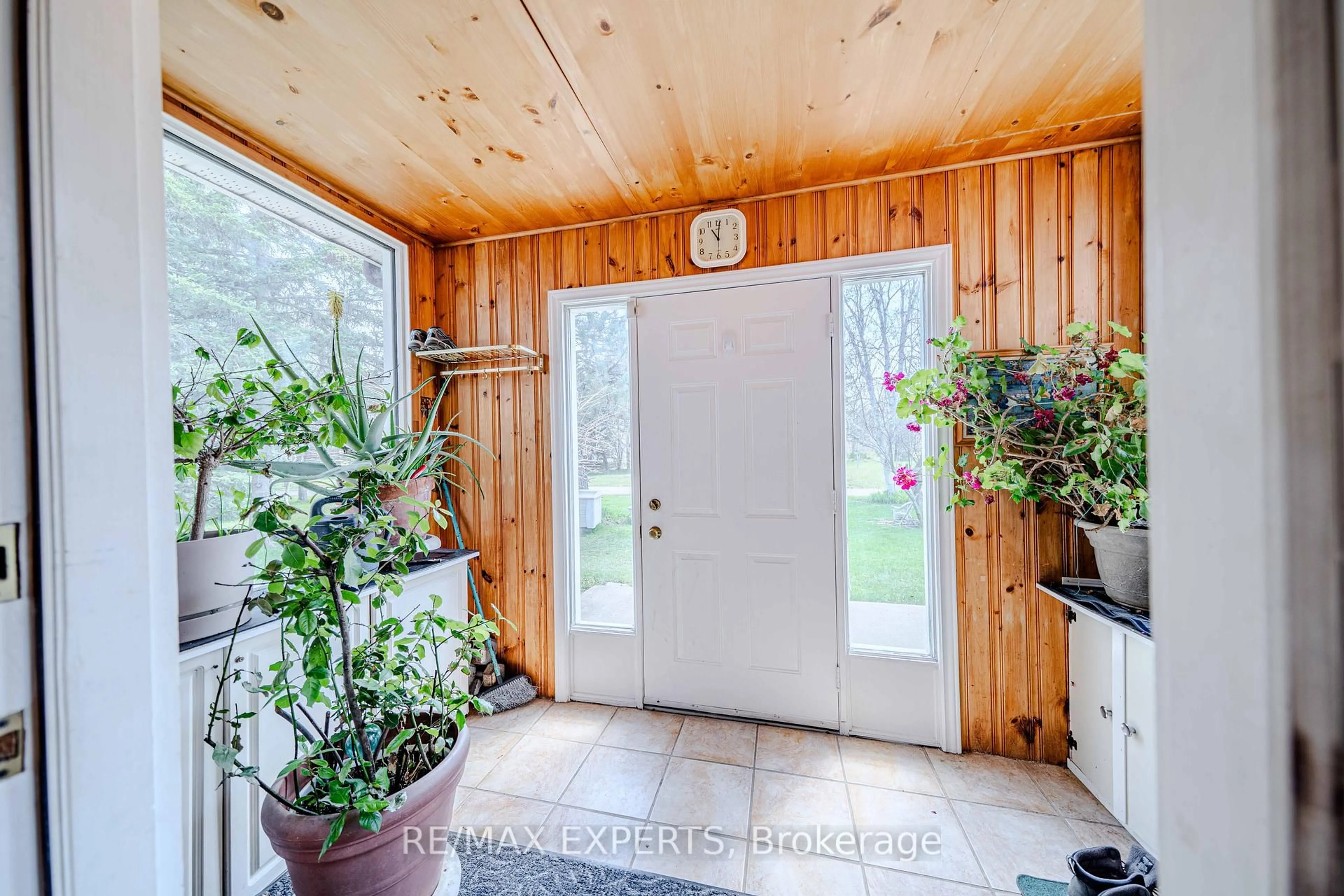 Indoor entryway for 6068 Bloomington Rd, Whitchurch-Stouffville Ontario L4A 2W8