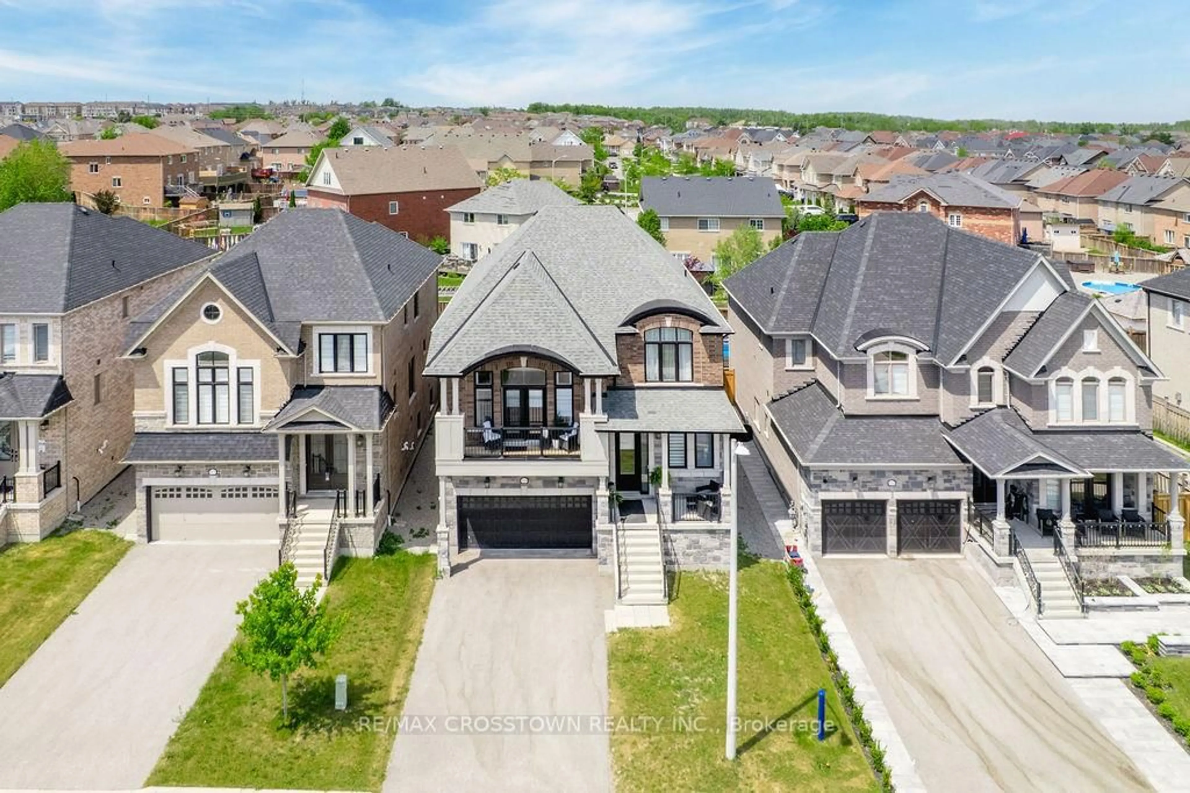 A pic from outside/outdoor area/front of a property/back of a property/a pic from drone, street for 1376 Lawson St, Innisfil Ontario L9S 0N8