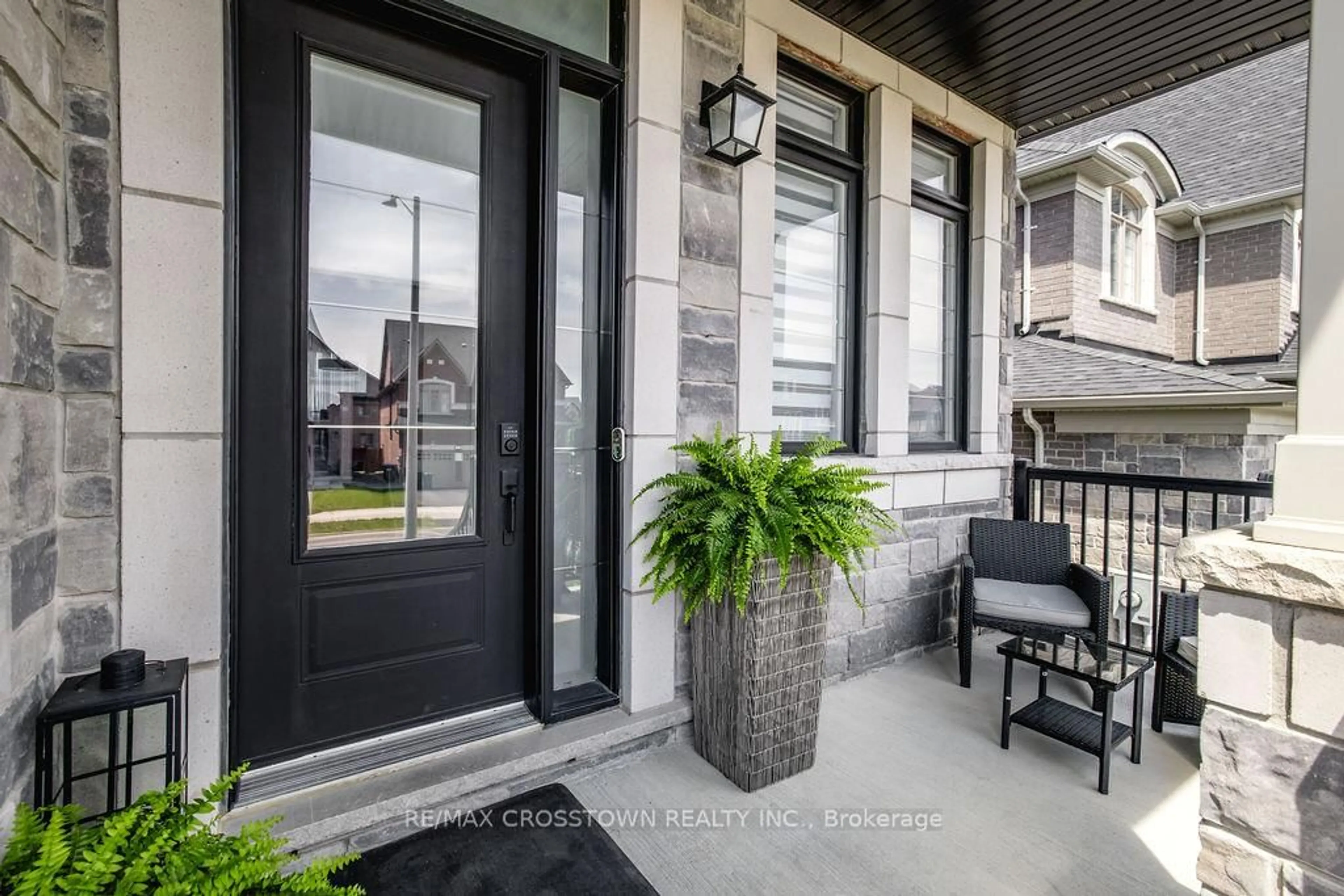 Indoor entryway for 1376 Lawson St, Innisfil Ontario L9S 0N8