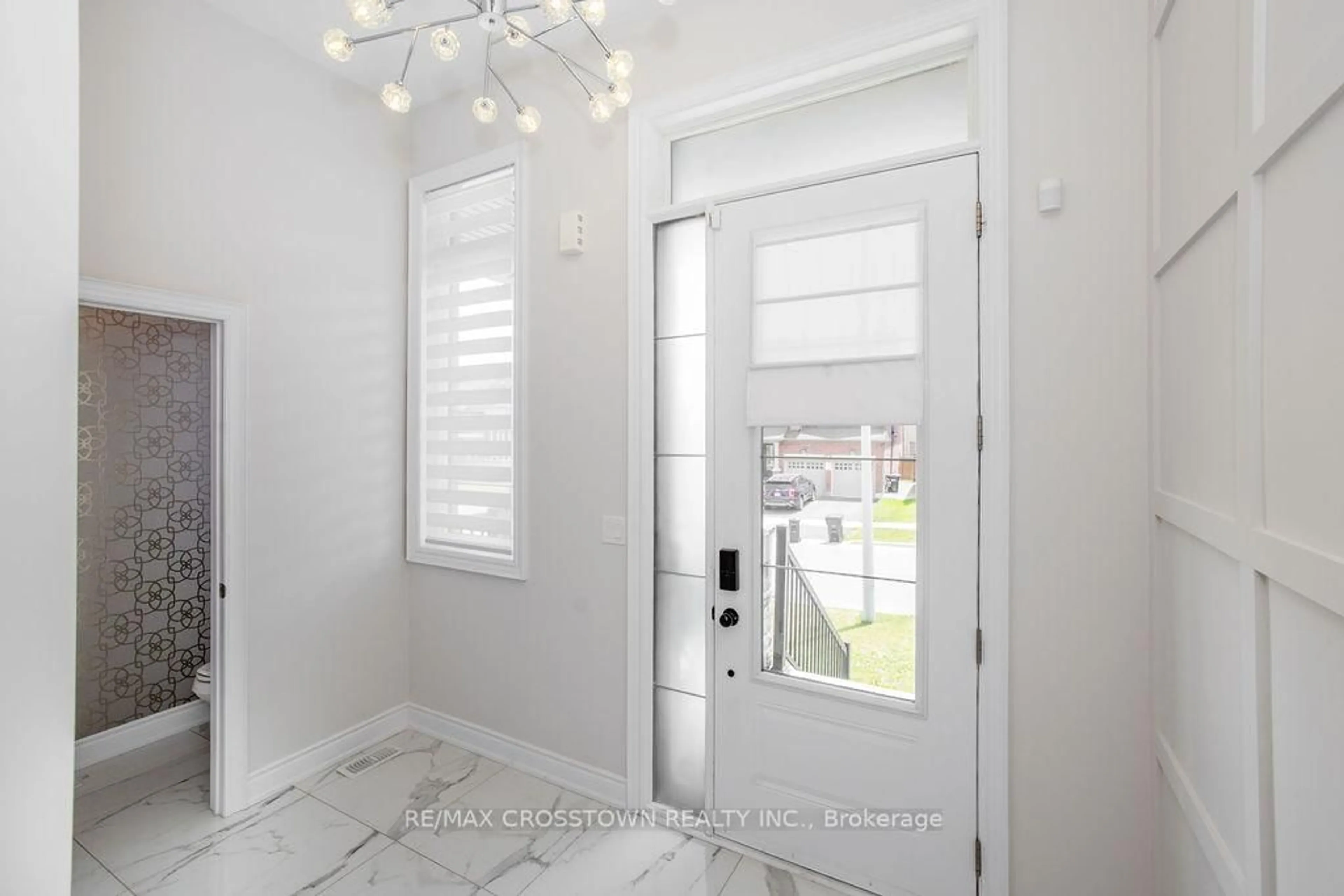 Indoor entryway for 1376 Lawson St, Innisfil Ontario L9S 0N8
