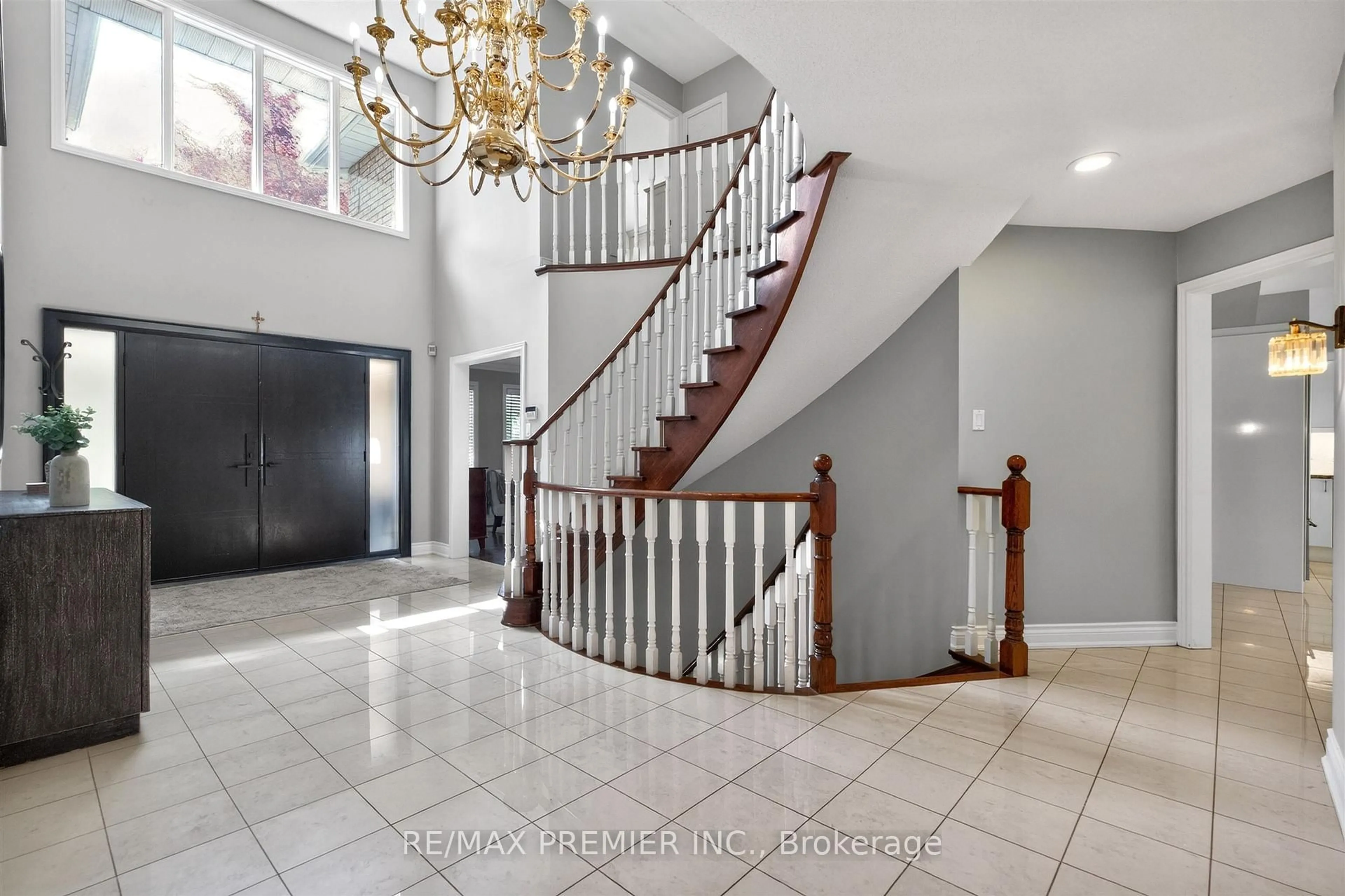 Indoor foyer for 298 Castlehill Rd, Vaughan Ontario L6A 1V9