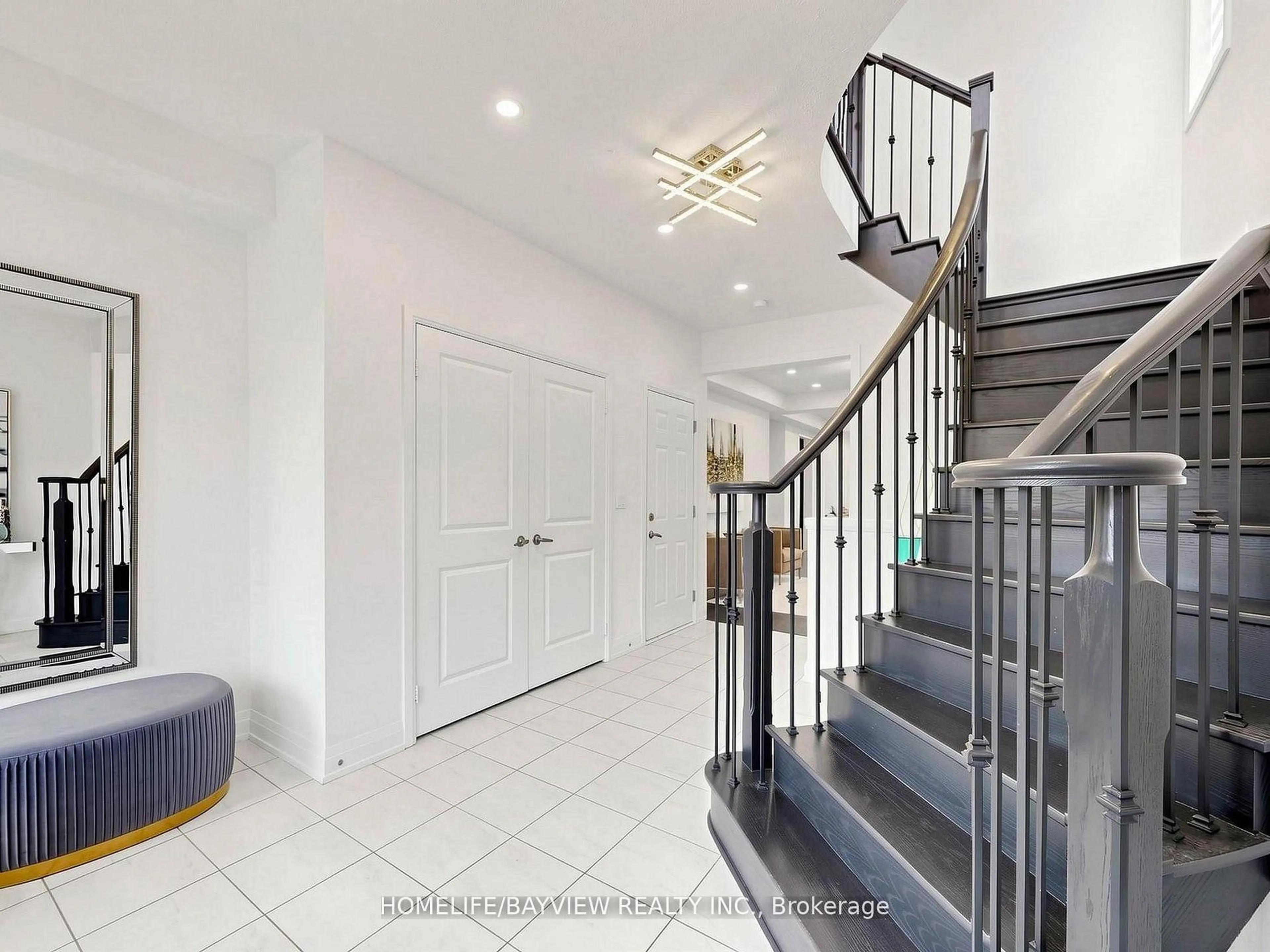 Indoor entryway for 62 Pear Blossom Way, East Gwillimbury Ontario L9N 0S9