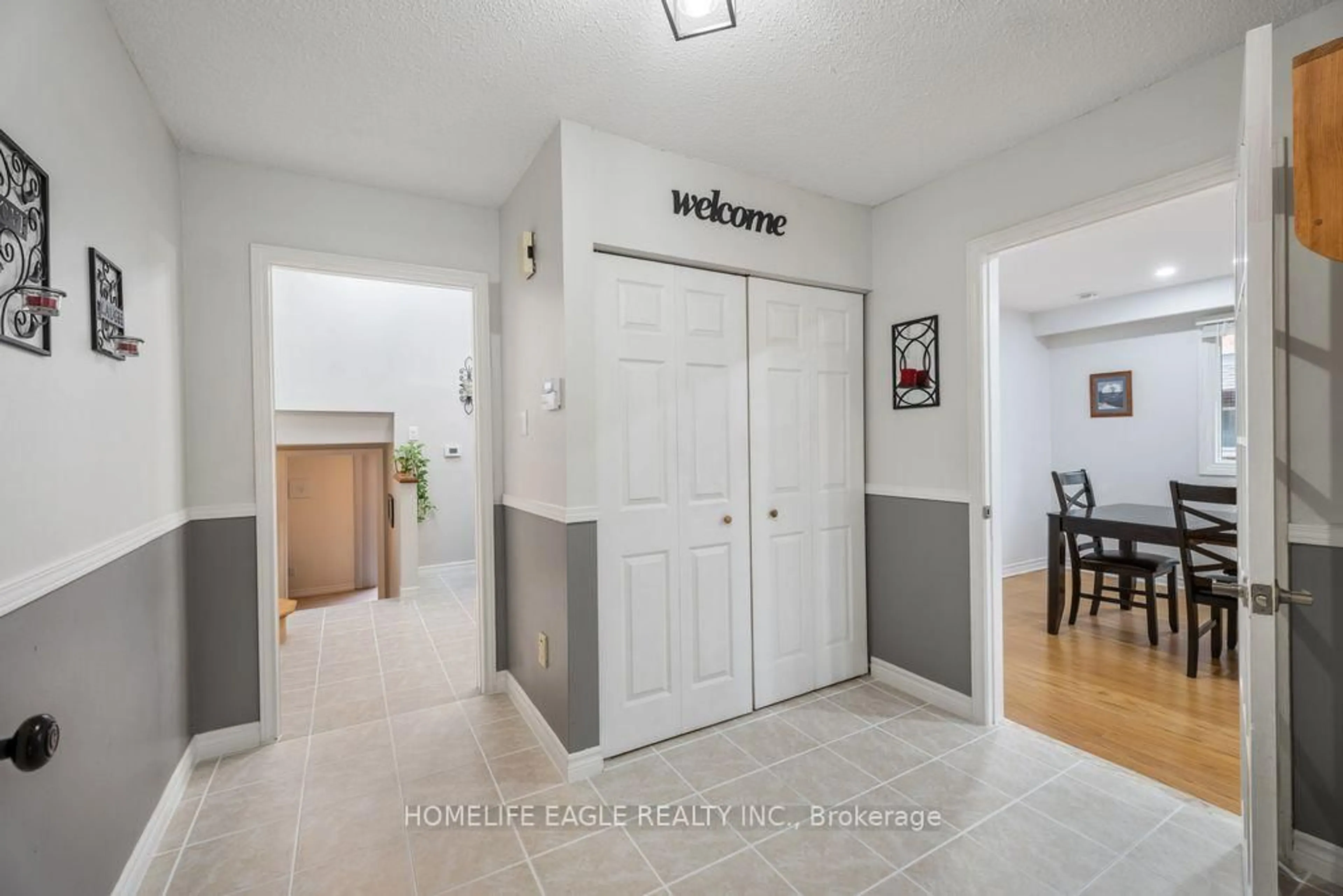 Indoor entryway for 293 Plymouth Tr, Newmarket Ontario L3Y 6G6