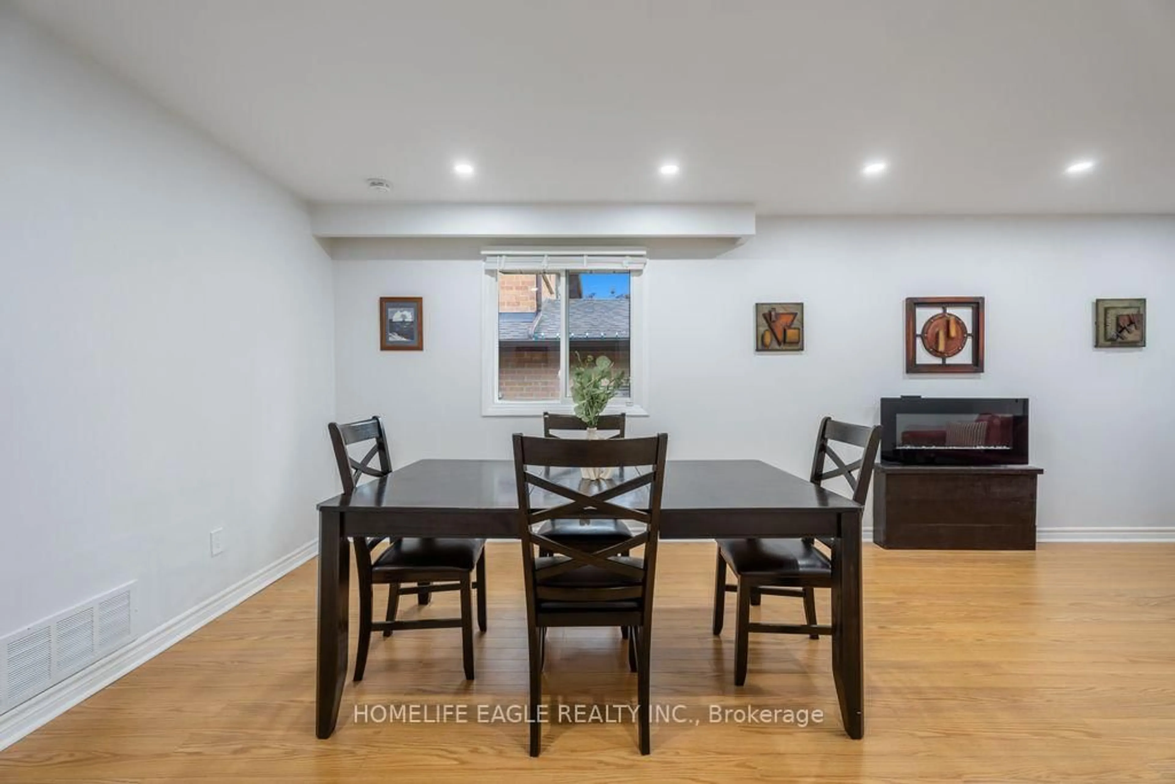 Dining room, wood/laminate floor for 293 Plymouth Tr, Newmarket Ontario L3Y 6G6