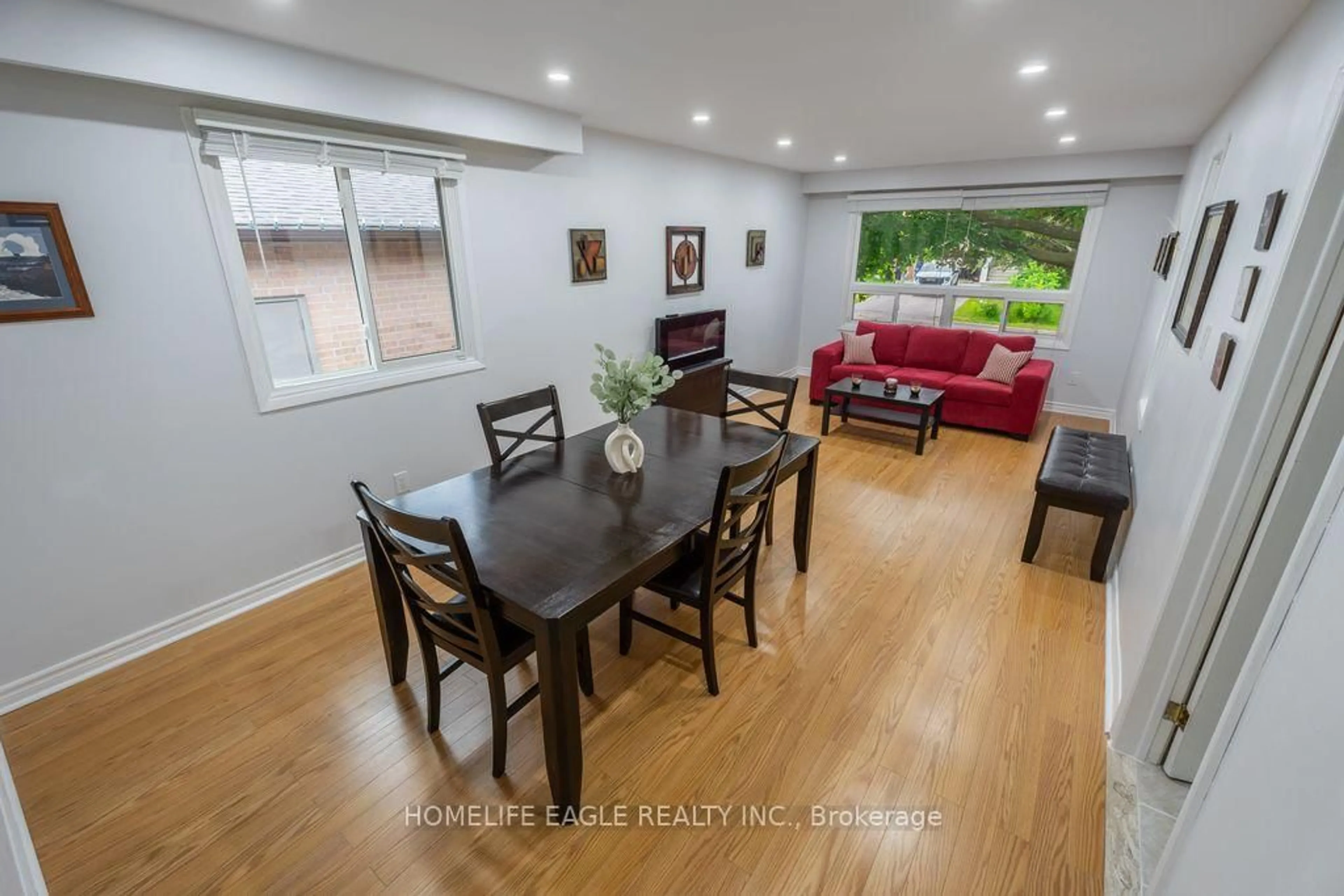 Dining room, wood/laminate floor for 293 Plymouth Tr, Newmarket Ontario L3Y 6G6