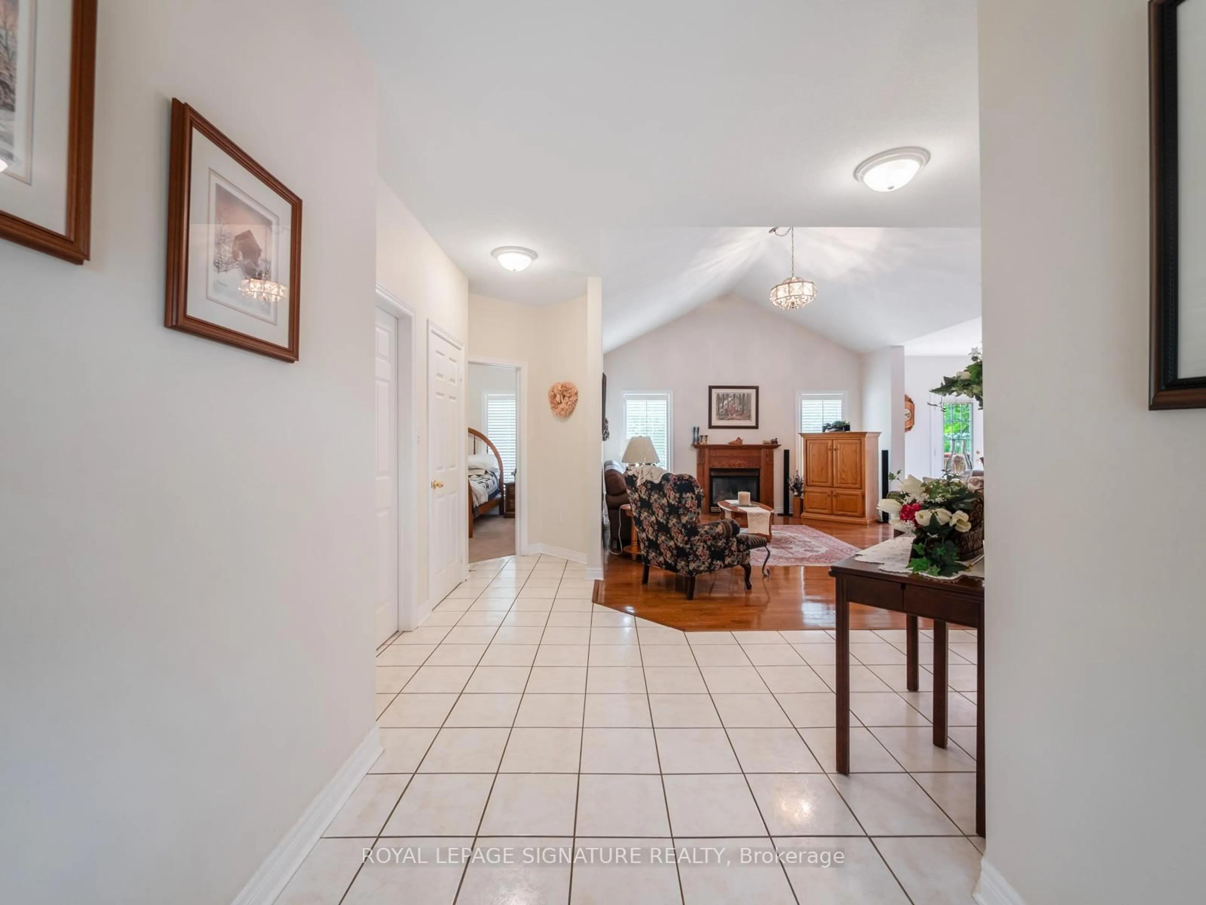 Indoor foyer for 85 Ferncroft Dr, Georgina Ontario L4P 4G7