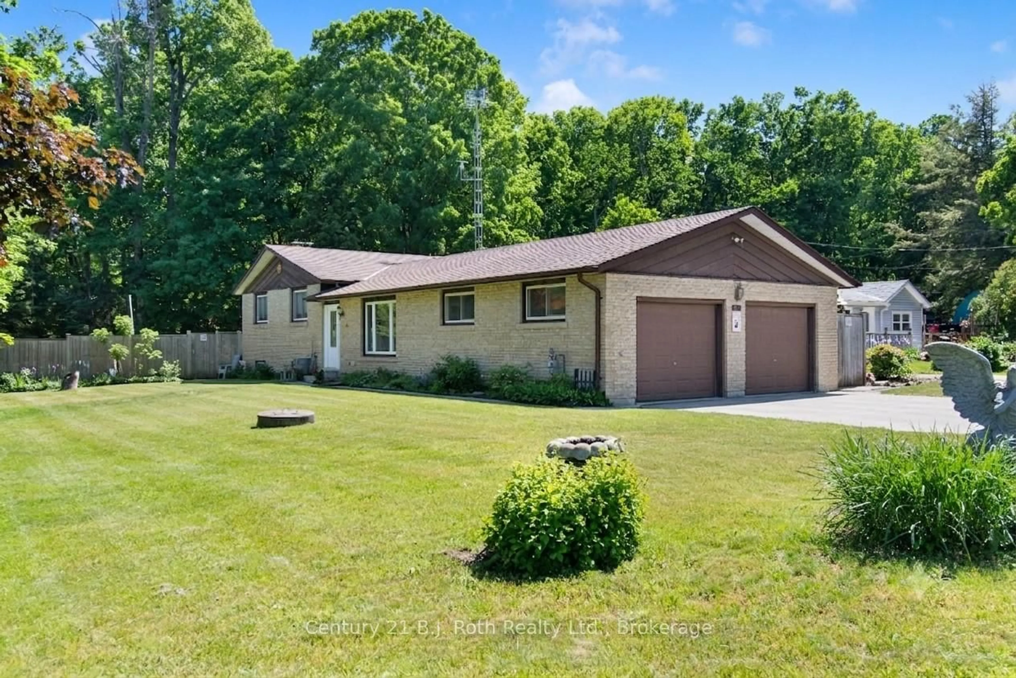A pic from outside/outdoor area/front of a property/back of a property/a pic from drone, unknown for 807 Cook St, Innisfil Ontario L9S 2J1