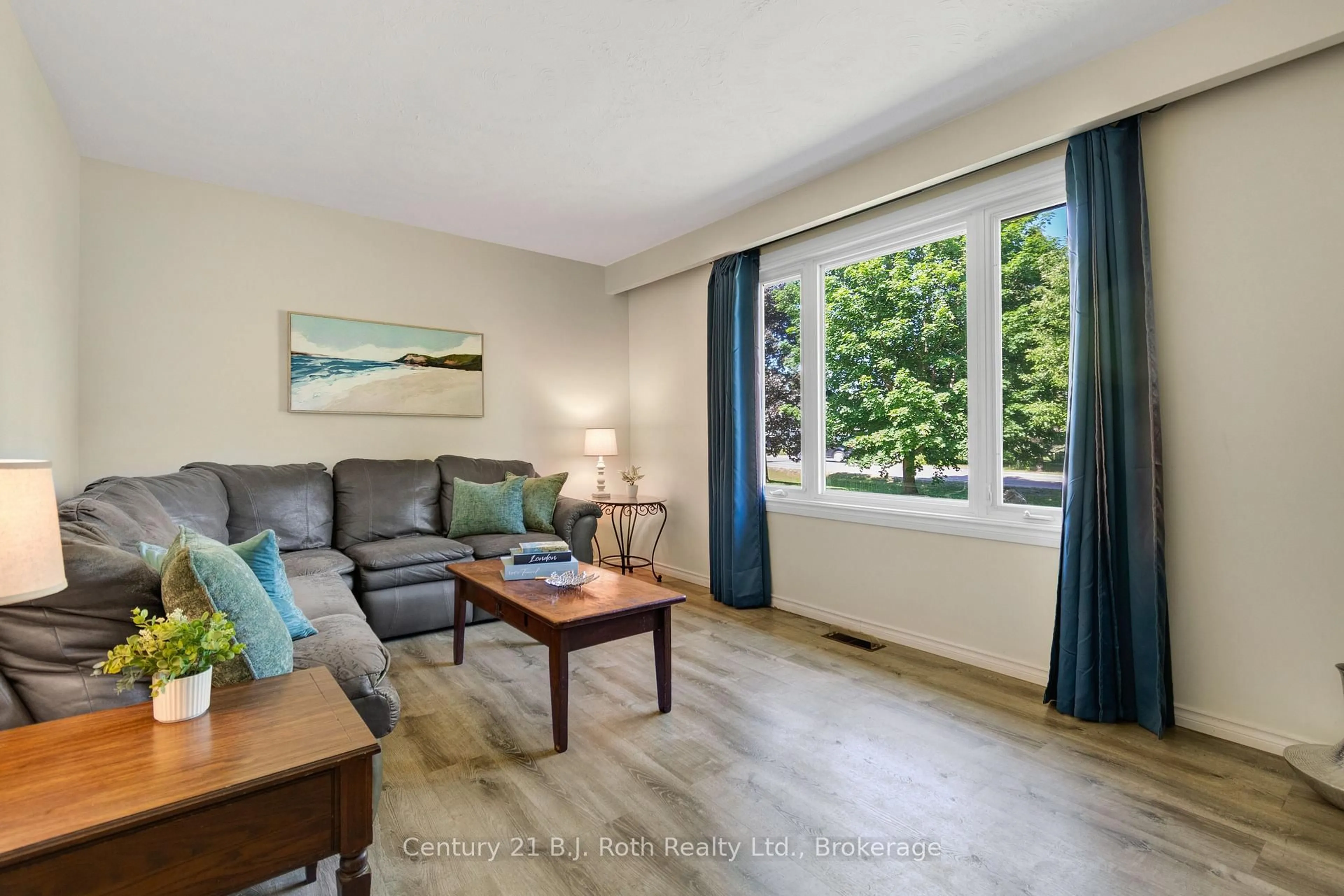 Living room with furniture, unknown for 807 Cook St, Innisfil Ontario L9S 2J1