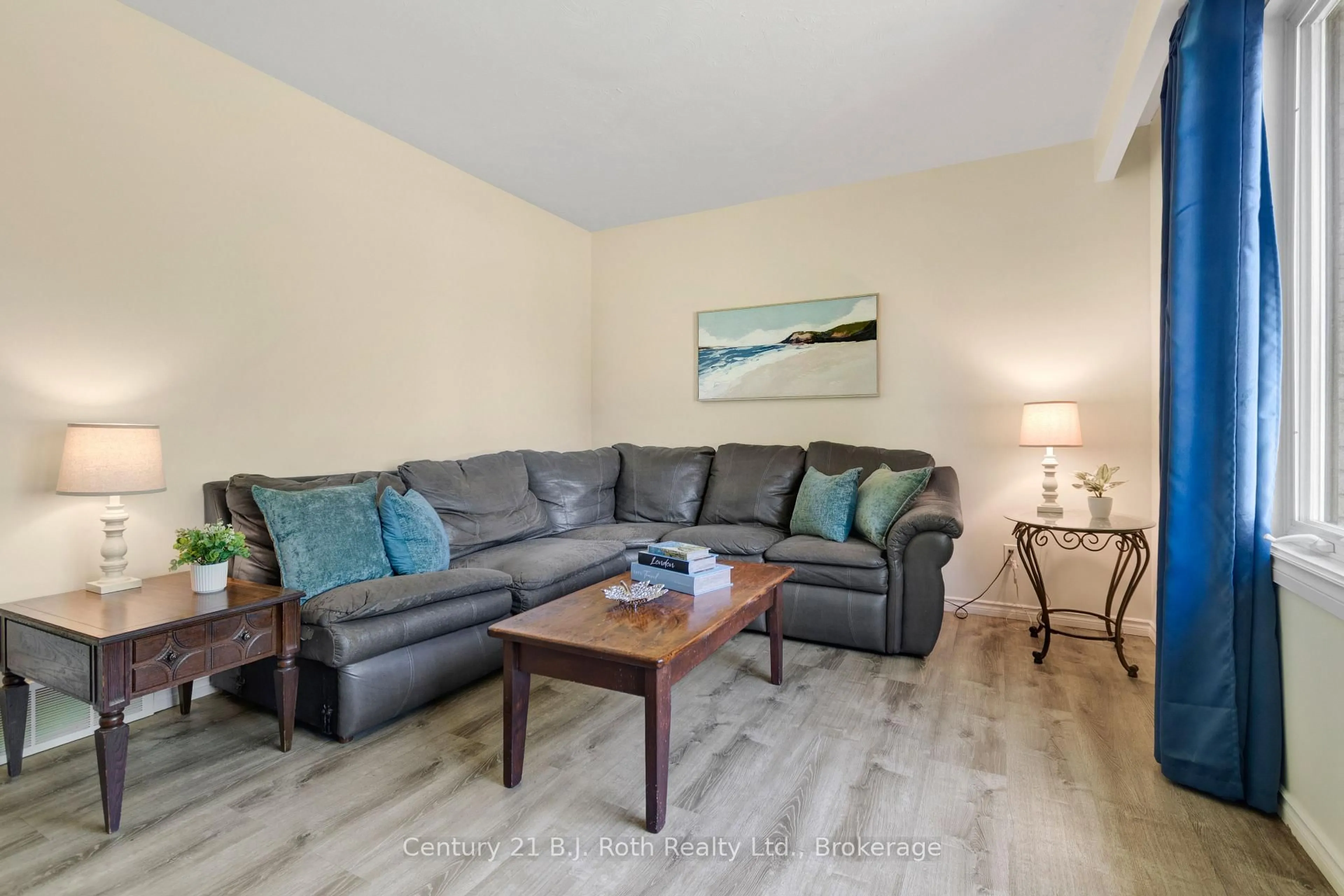 Living room with furniture, wood/laminate floor for 807 Cook St, Innisfil Ontario L9S 2J1