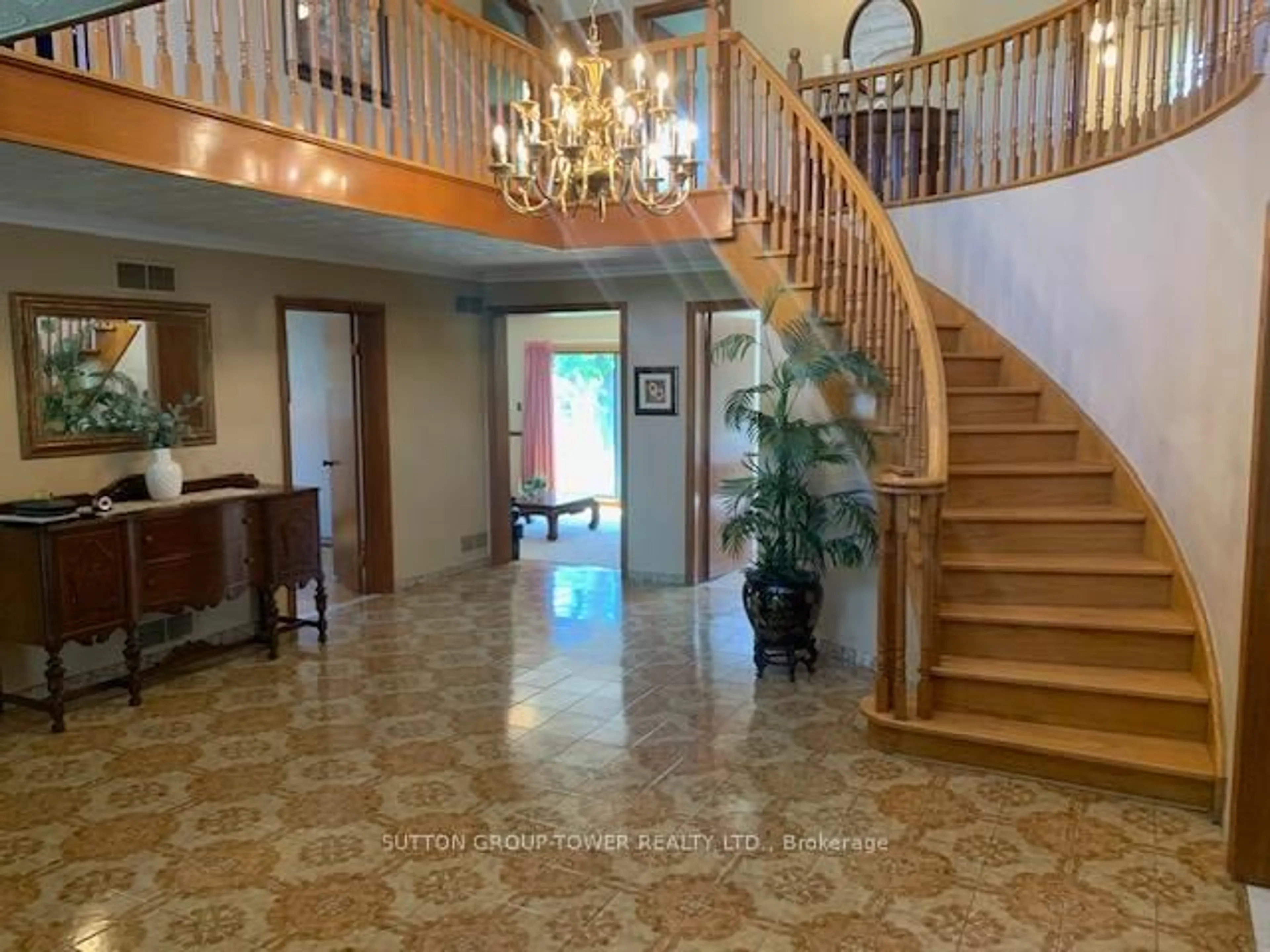 Indoor foyer for 8408 Islington Ave, Vaughan Ontario L4L 1X2
