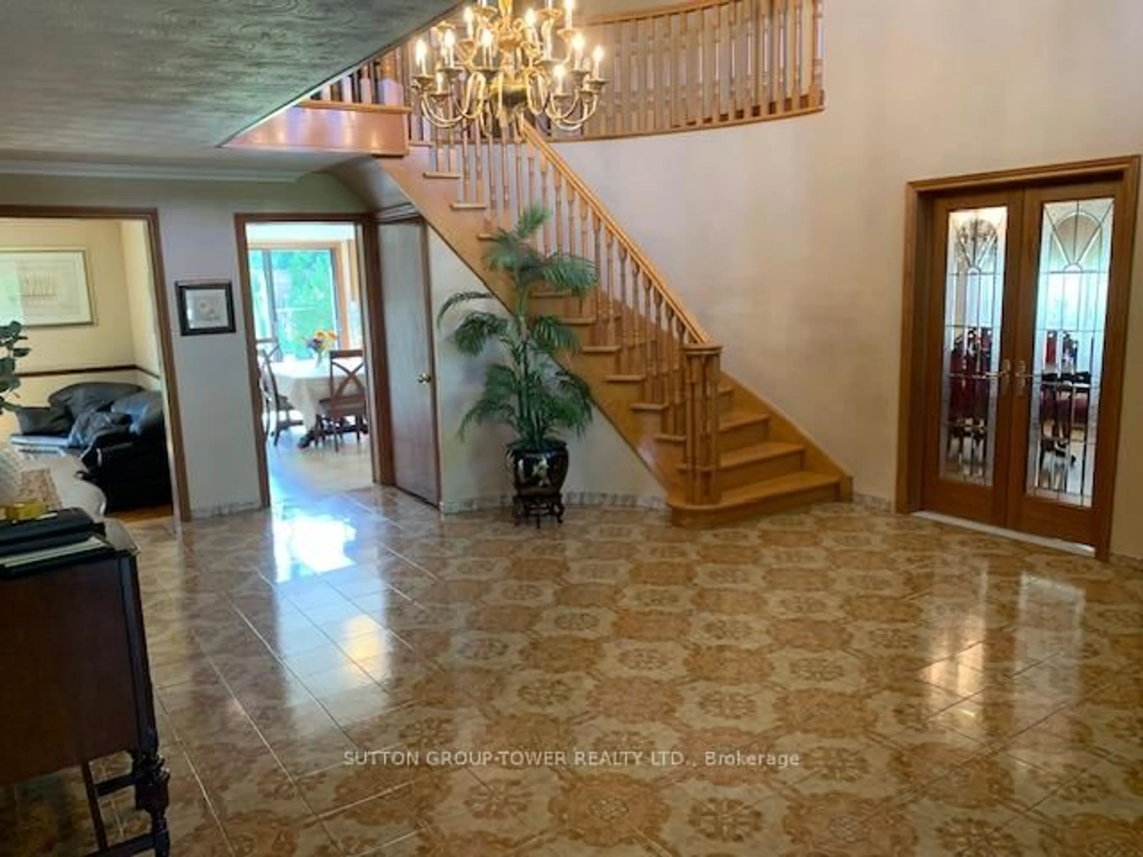 Indoor foyer for 8408 Islington Ave, Vaughan Ontario L4L 1X2