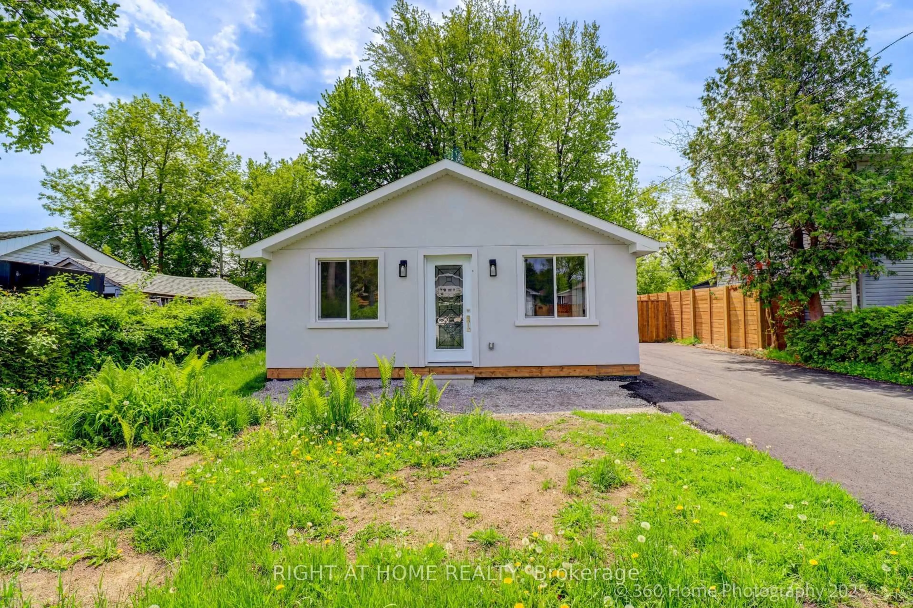 Home with vinyl exterior material, street for 321 Tampa Dr, Georgina Ontario L4P 3A3