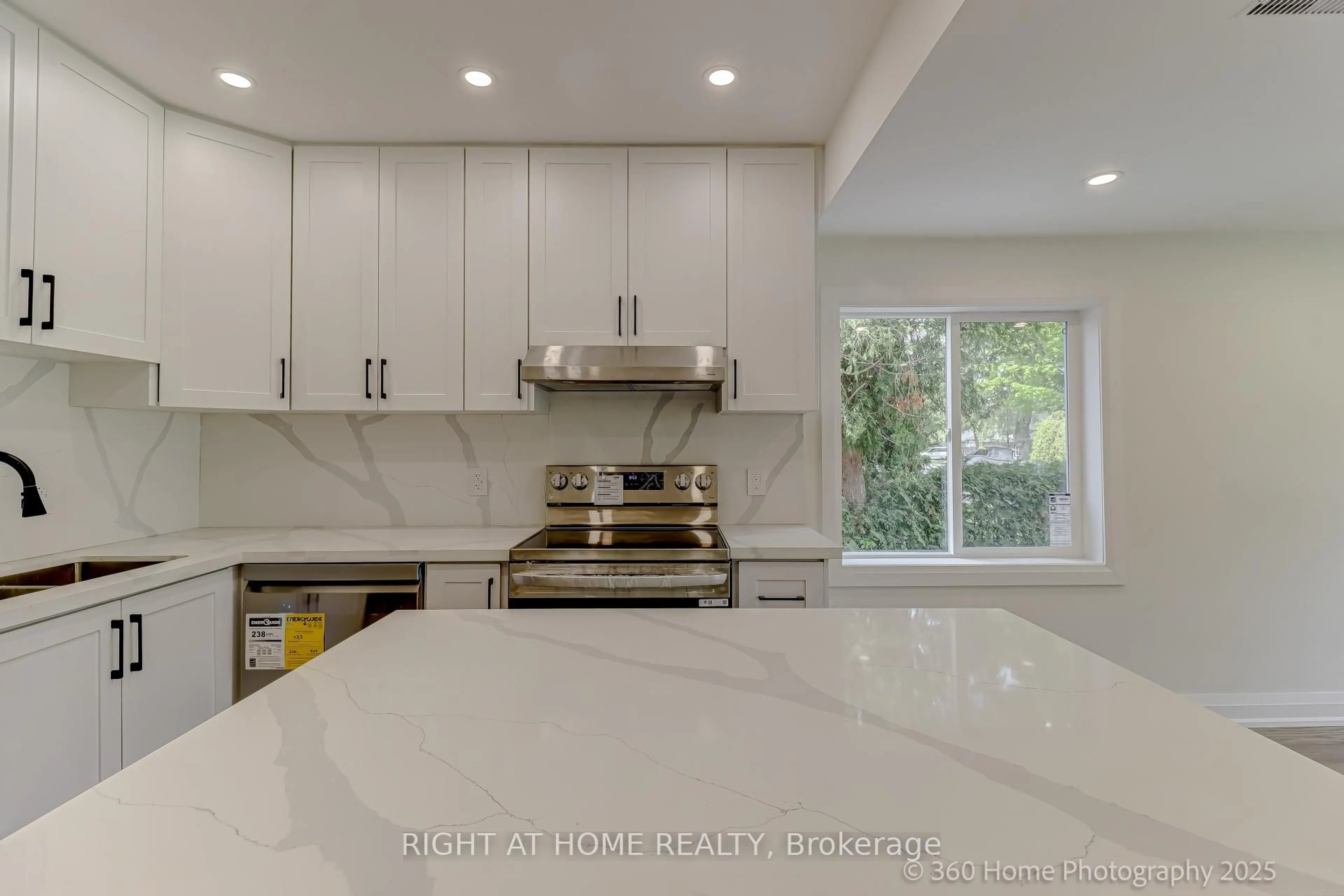 Open concept kitchen, ceramic/tile floor for 321 Tampa Dr, Georgina Ontario L4P 3A3