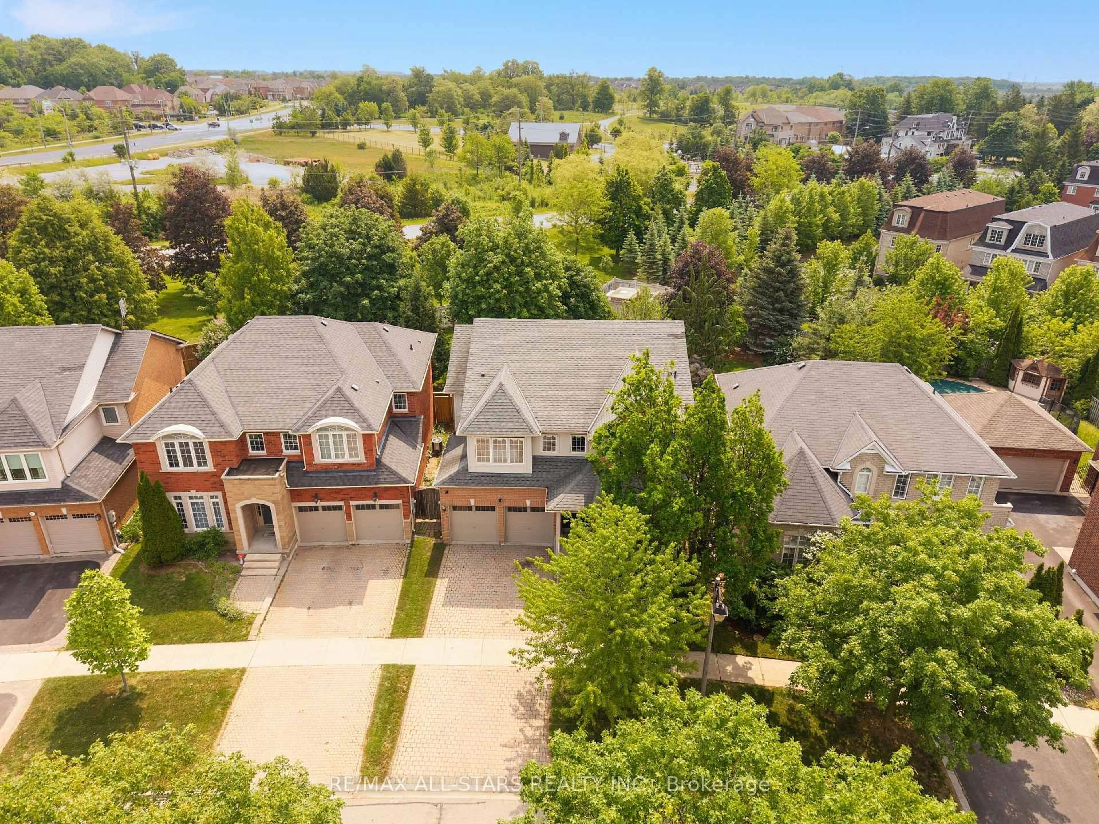A pic from outside/outdoor area/front of a property/back of a property/a pic from drone, street for 7 Wood Thrush Ave, Markham Ontario L3S 4A8